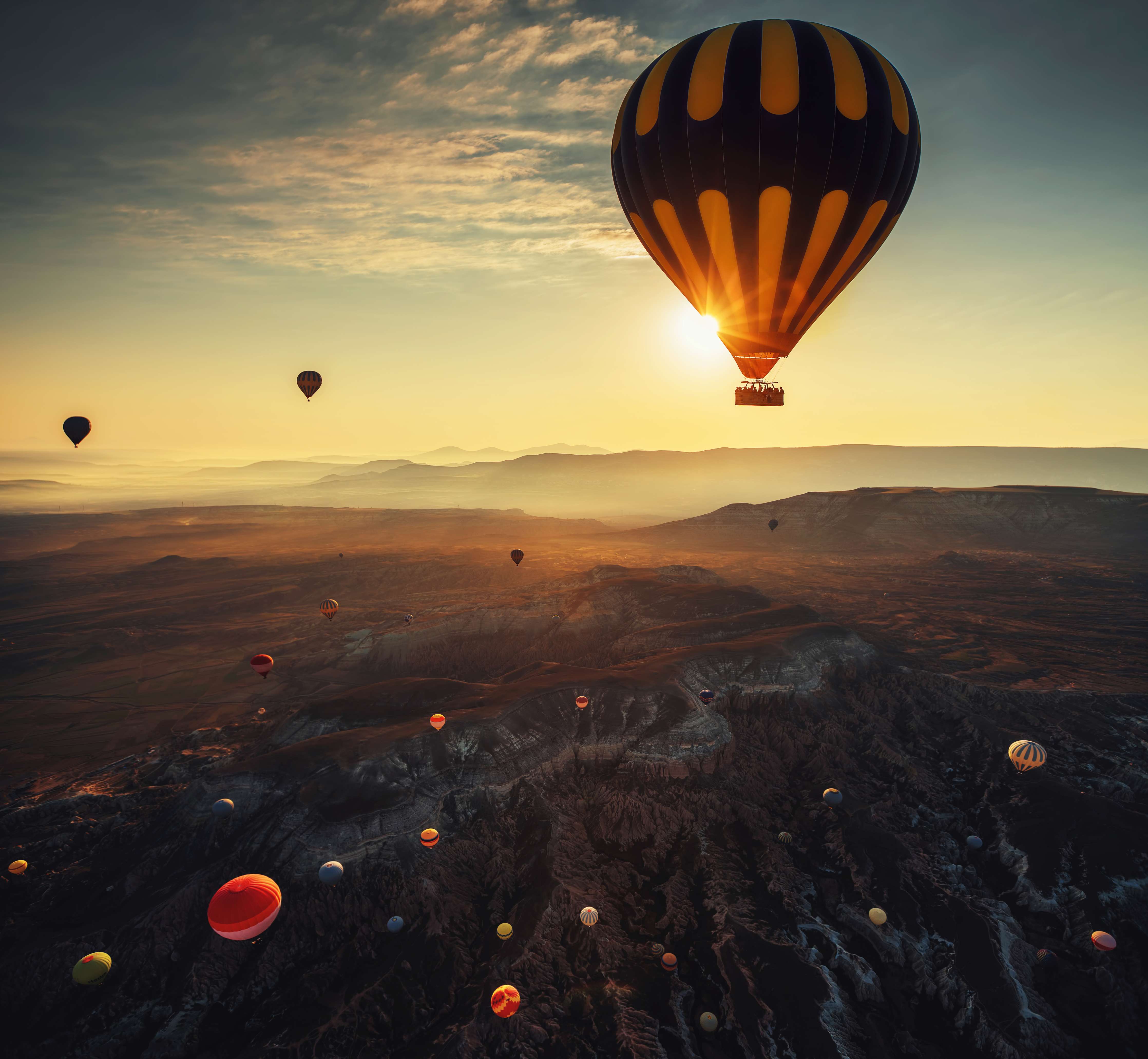 Wandverkleidung Wohnzimmer-Fesselnder Sonnenuntergang mit Heißluftballons