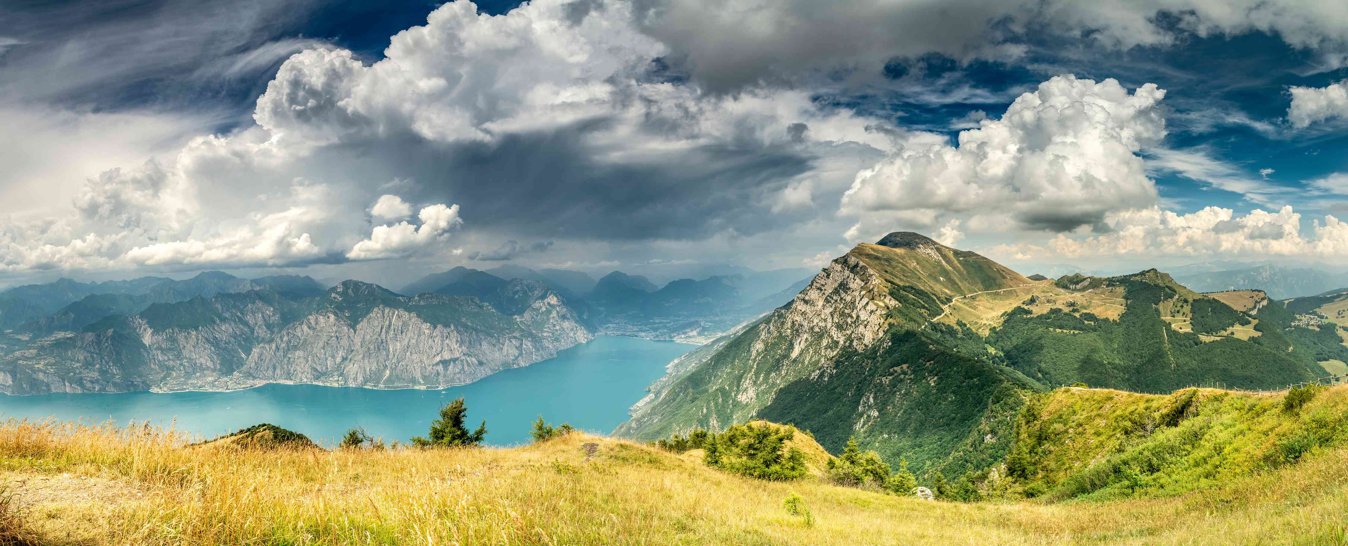 Wandverkleidung Wohnzimmer-Gardasee – Harmonie in Blau-Grün