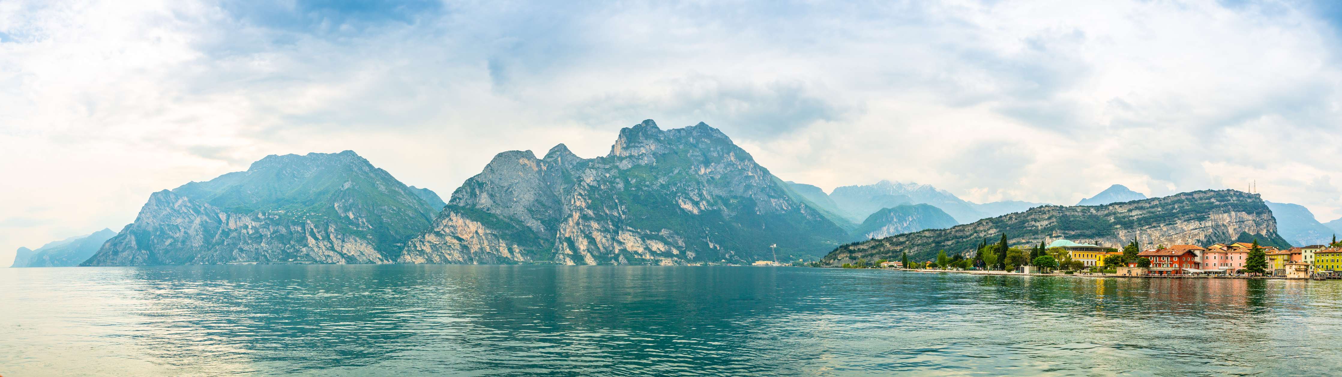 Wandverkleidung Wohnzimmer-Gardasee im Farbenspiel von Himmel und Natur