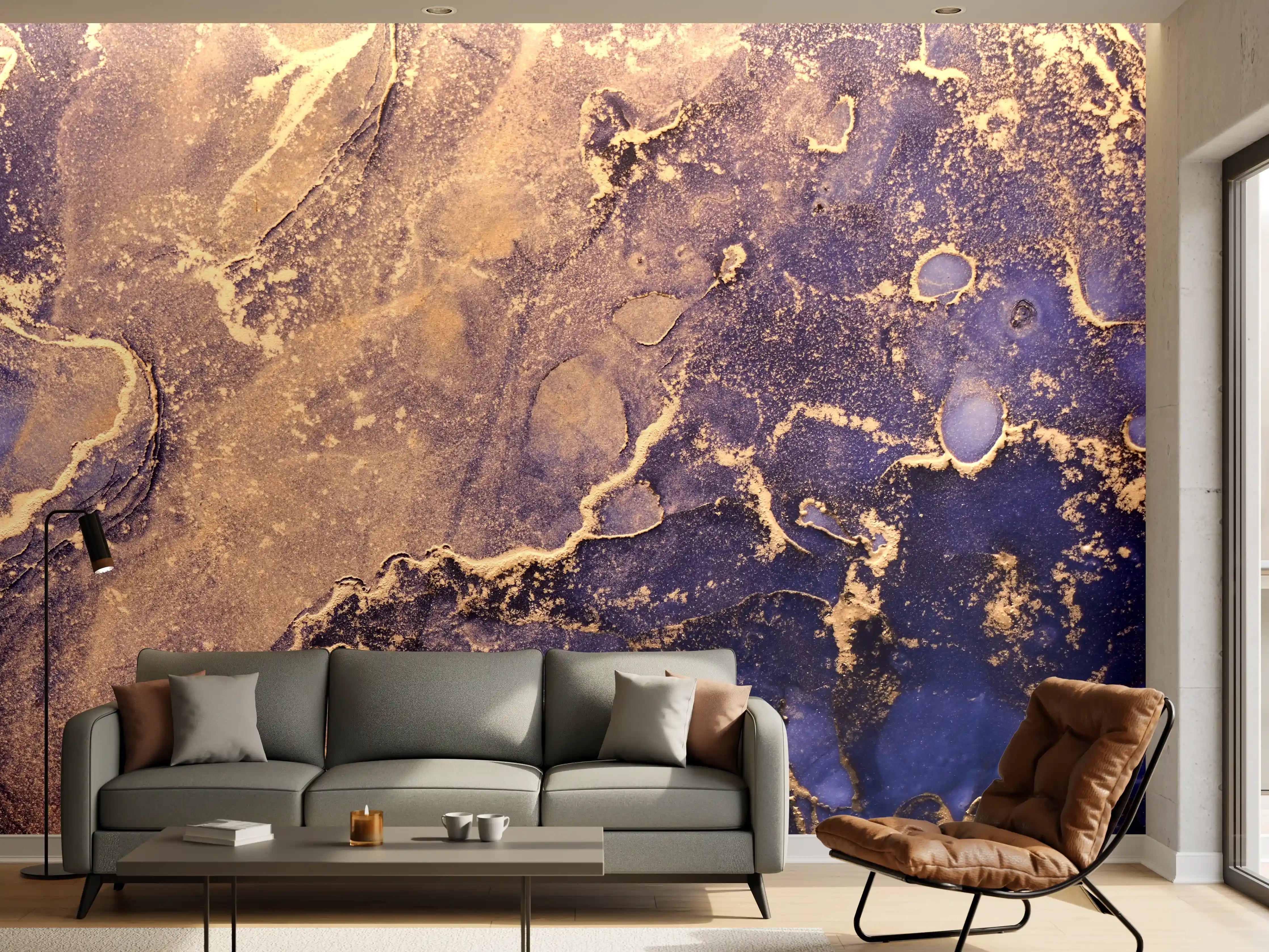 Wandverkleidung Wohnzimmer - Goldene Akzente auf dunklem Hintergrund