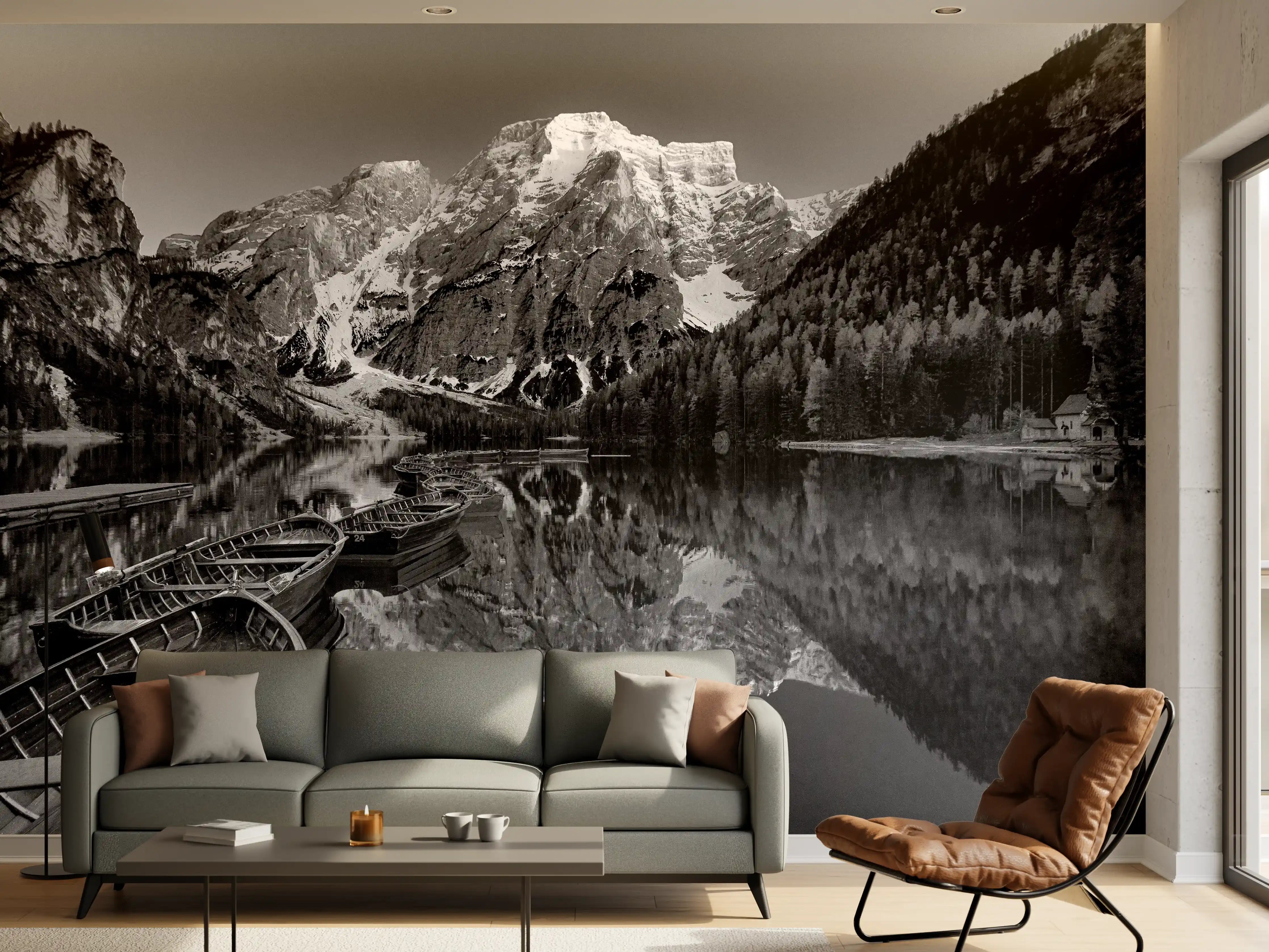 Wandverkleidung Wohnzimmer - Grau schimmernder Bergsee in stiller Natur