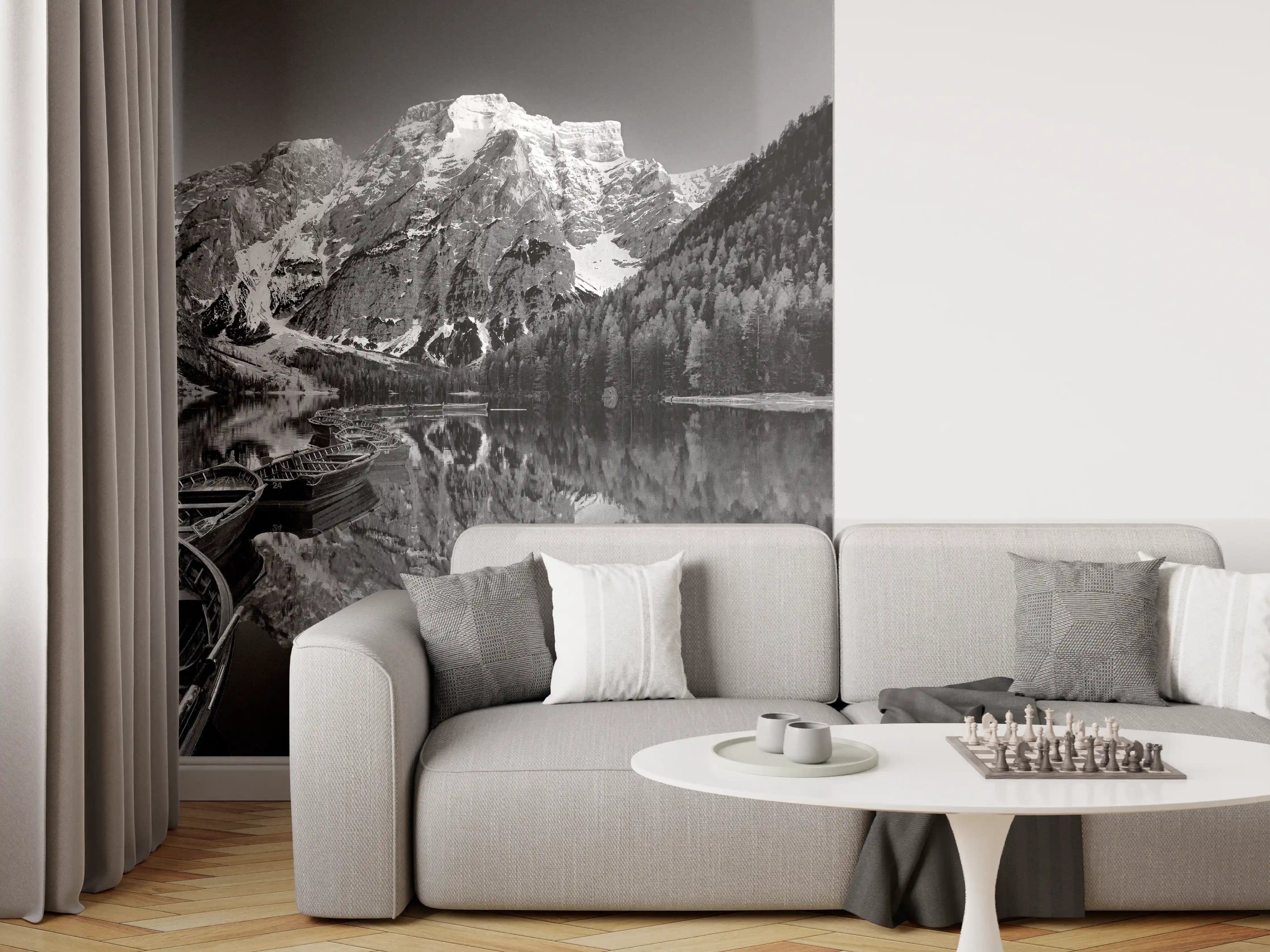 Wandverkleidung Wohnzimmer - Grau schimmernder Bergsee in stiller Natur