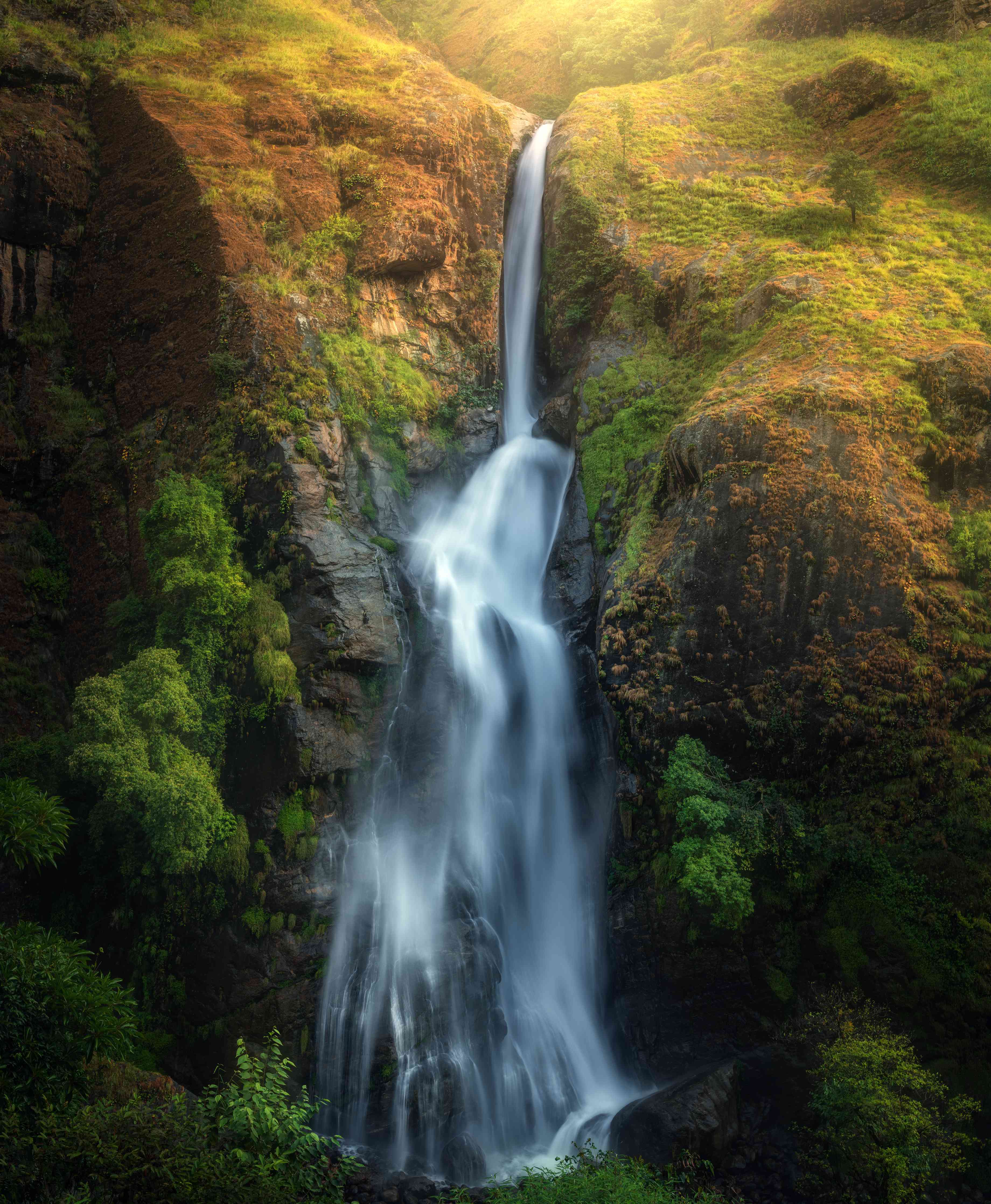 Wandverkleidung Wohnzimmer-Grau schimmernder Wasserfall in der Natur