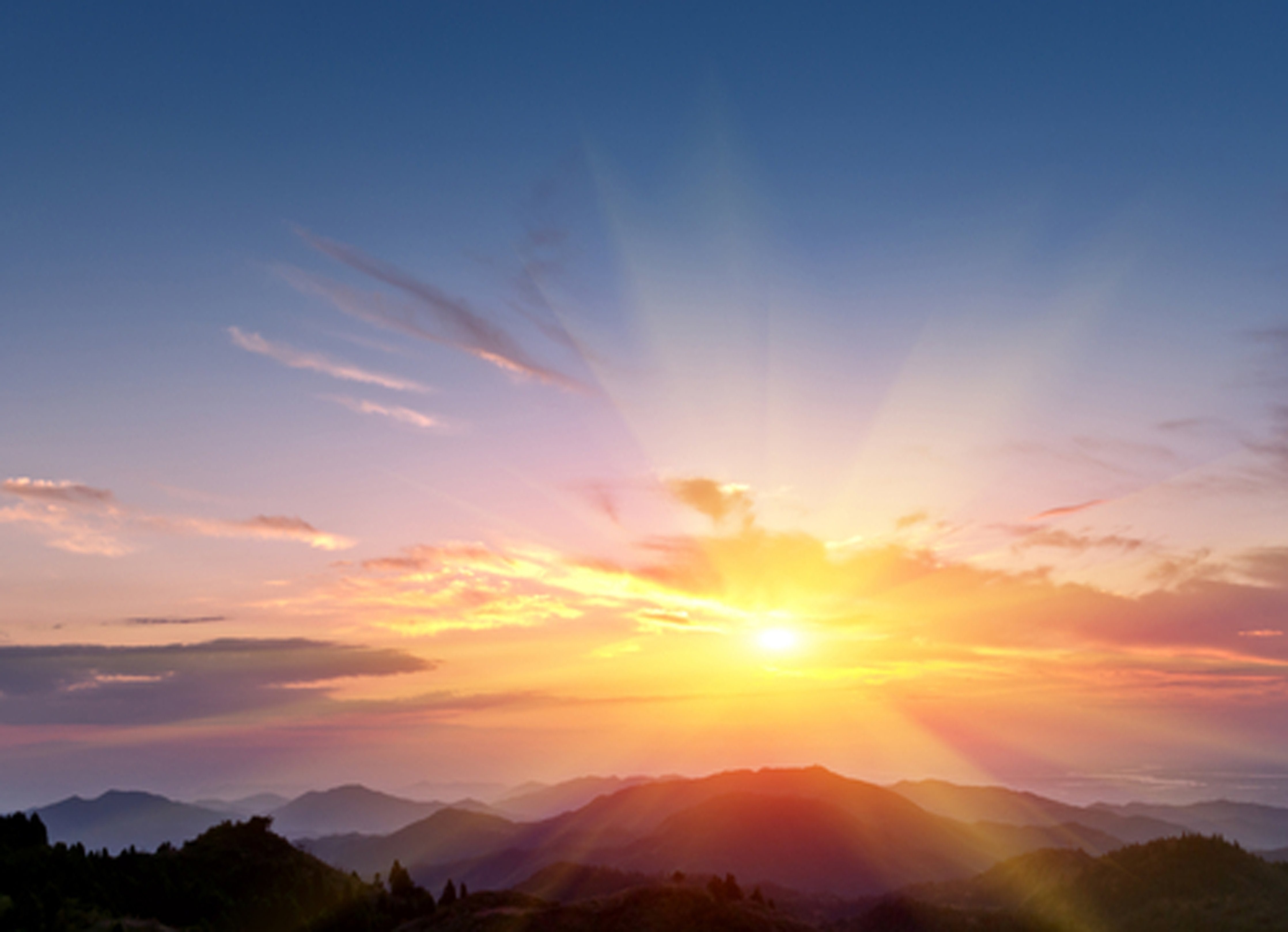 Wandverkleidung Wohnzimmer-Grauer Sonnenuntergang über den Bergen