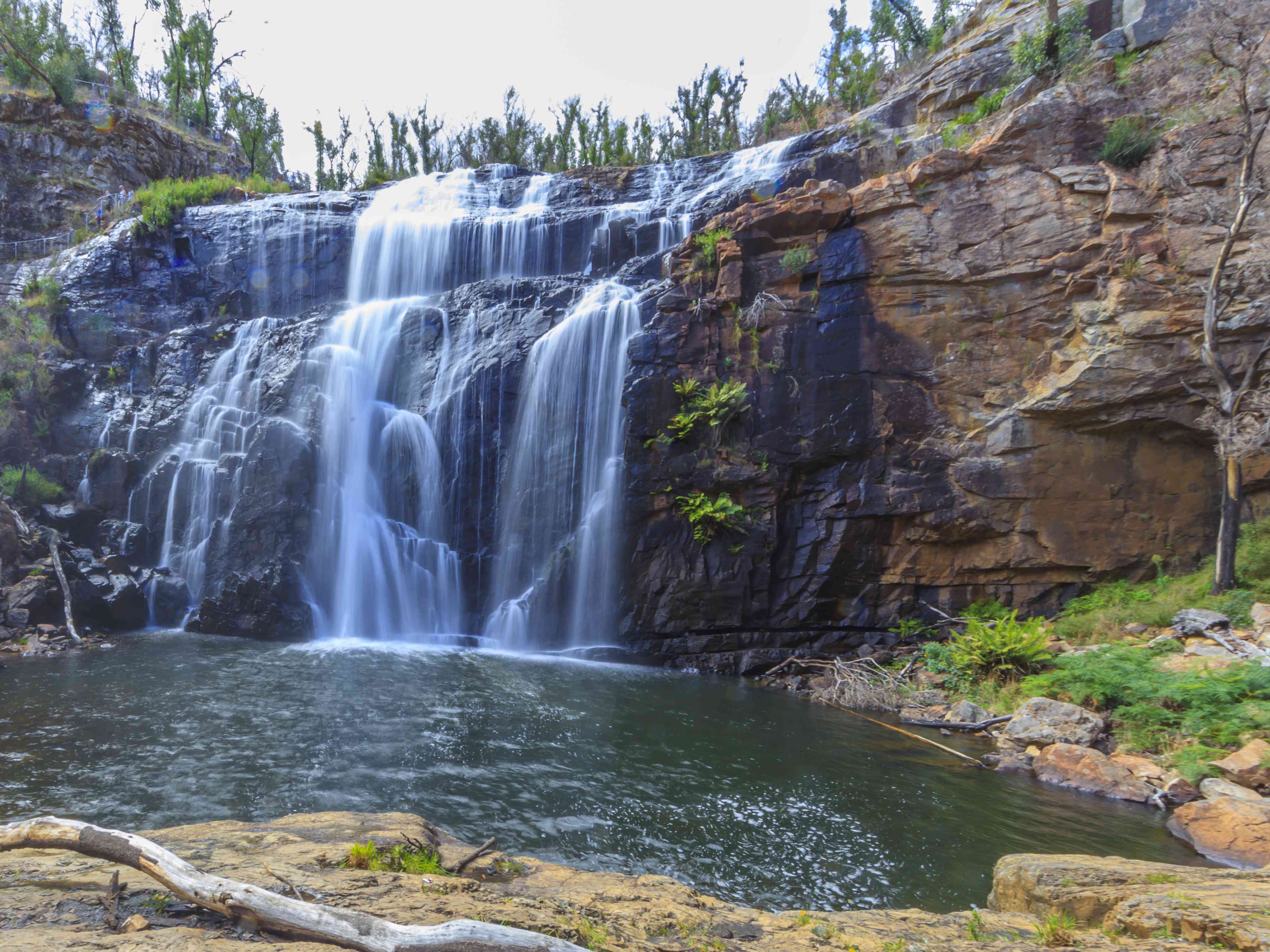 Wandverkleidung Wohnzimmer-Grauer Wasserfall im Grünen