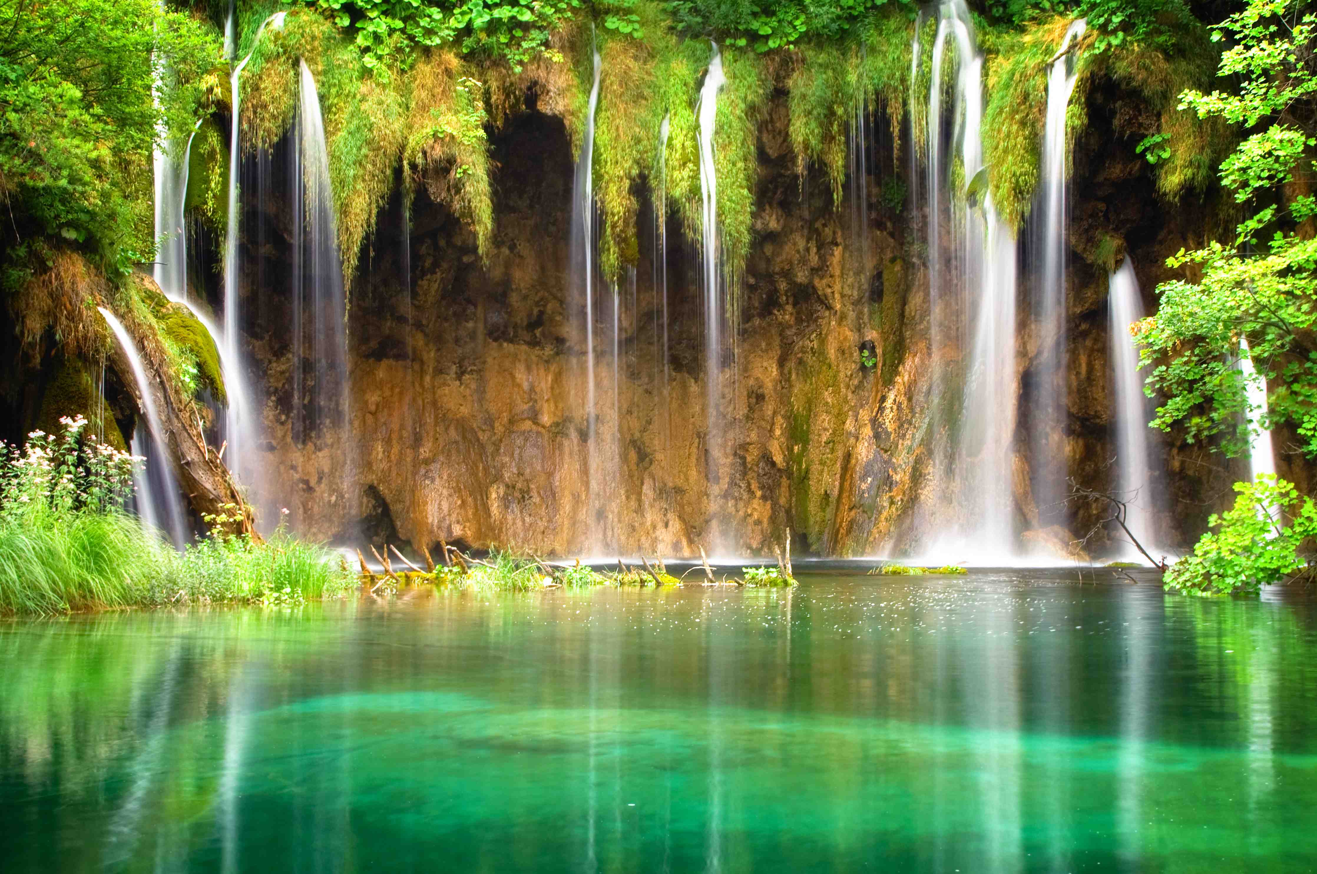 Wandverkleidung Wohnzimmer-Grauer Wasserfall in grüner Natur