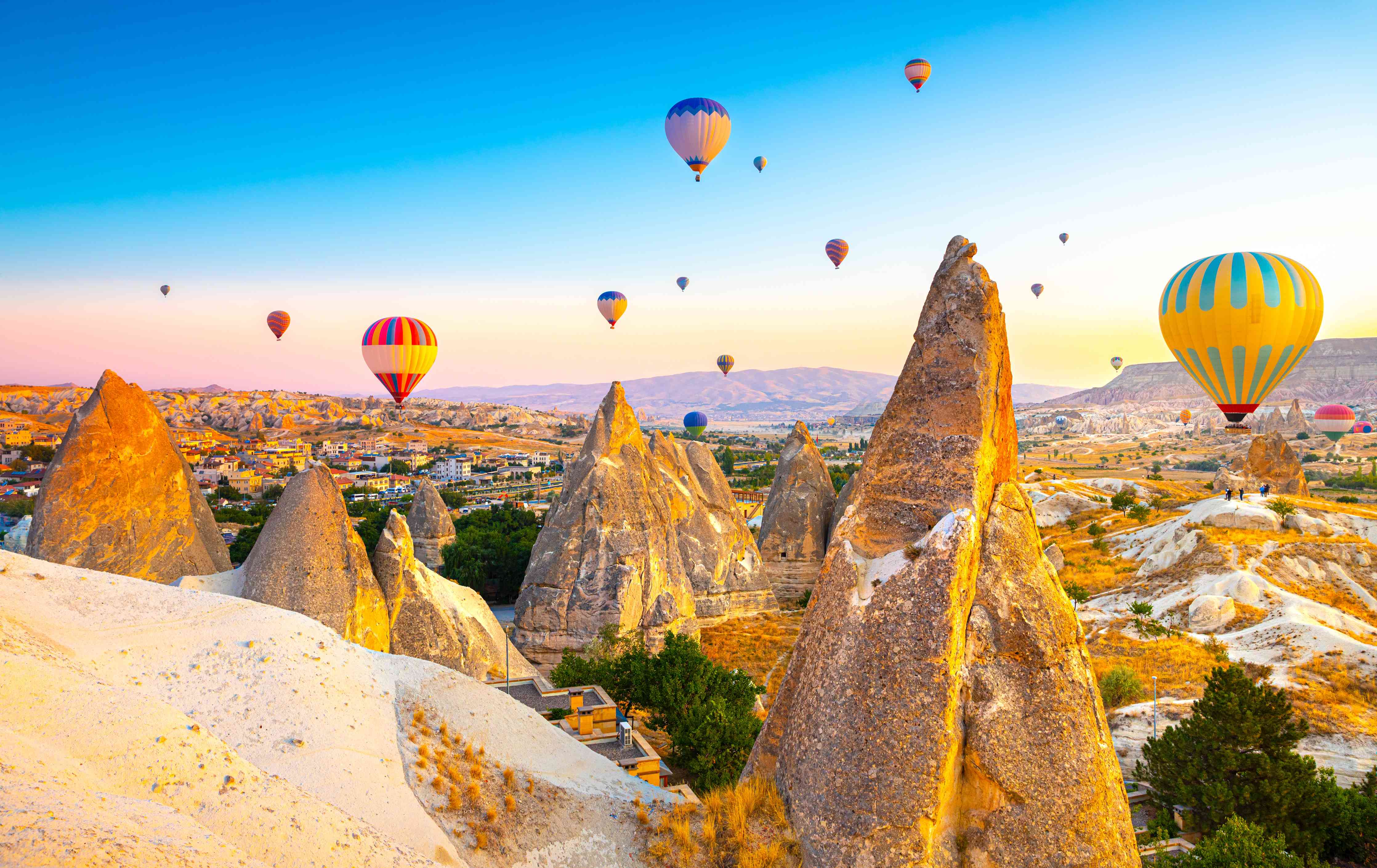 Wandverkleidung Wohnzimmer-Heißluftballons über der faszinierenden Steinlandschaft