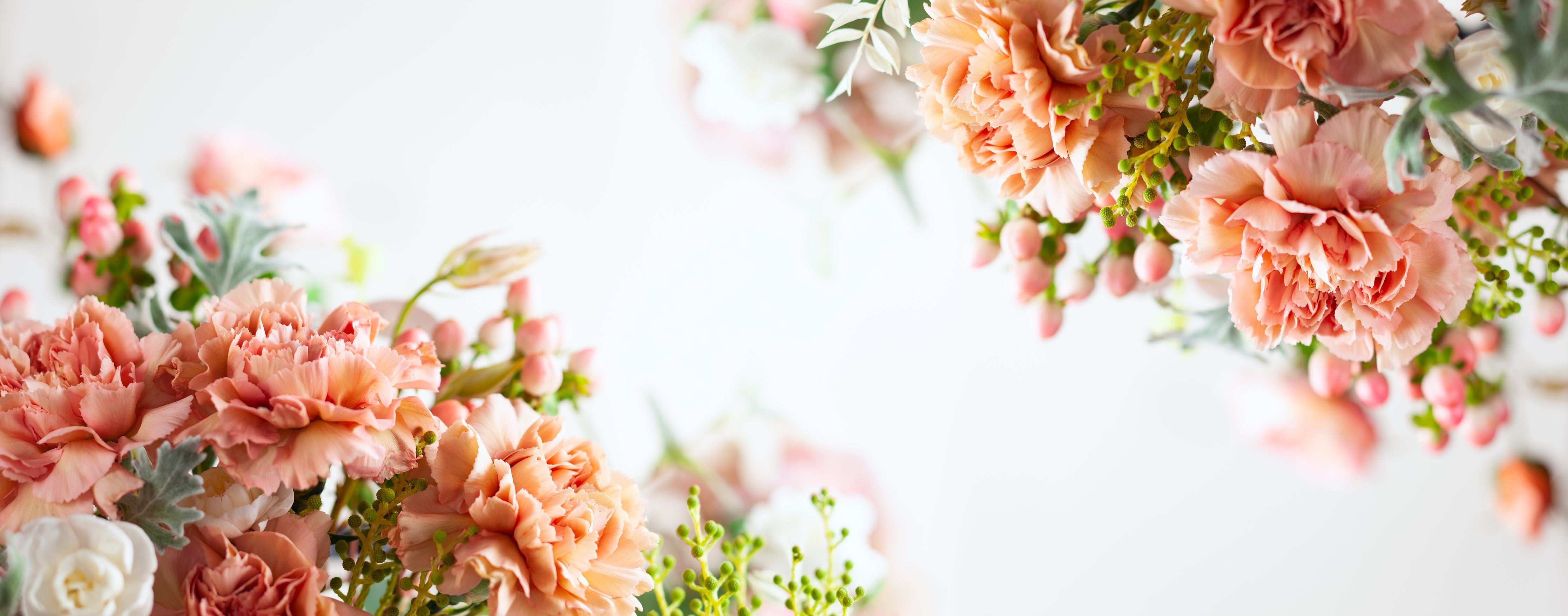 Wandverkleidung Wohnzimmer-Helle Blumenarrangements mit Pfirsichtönen