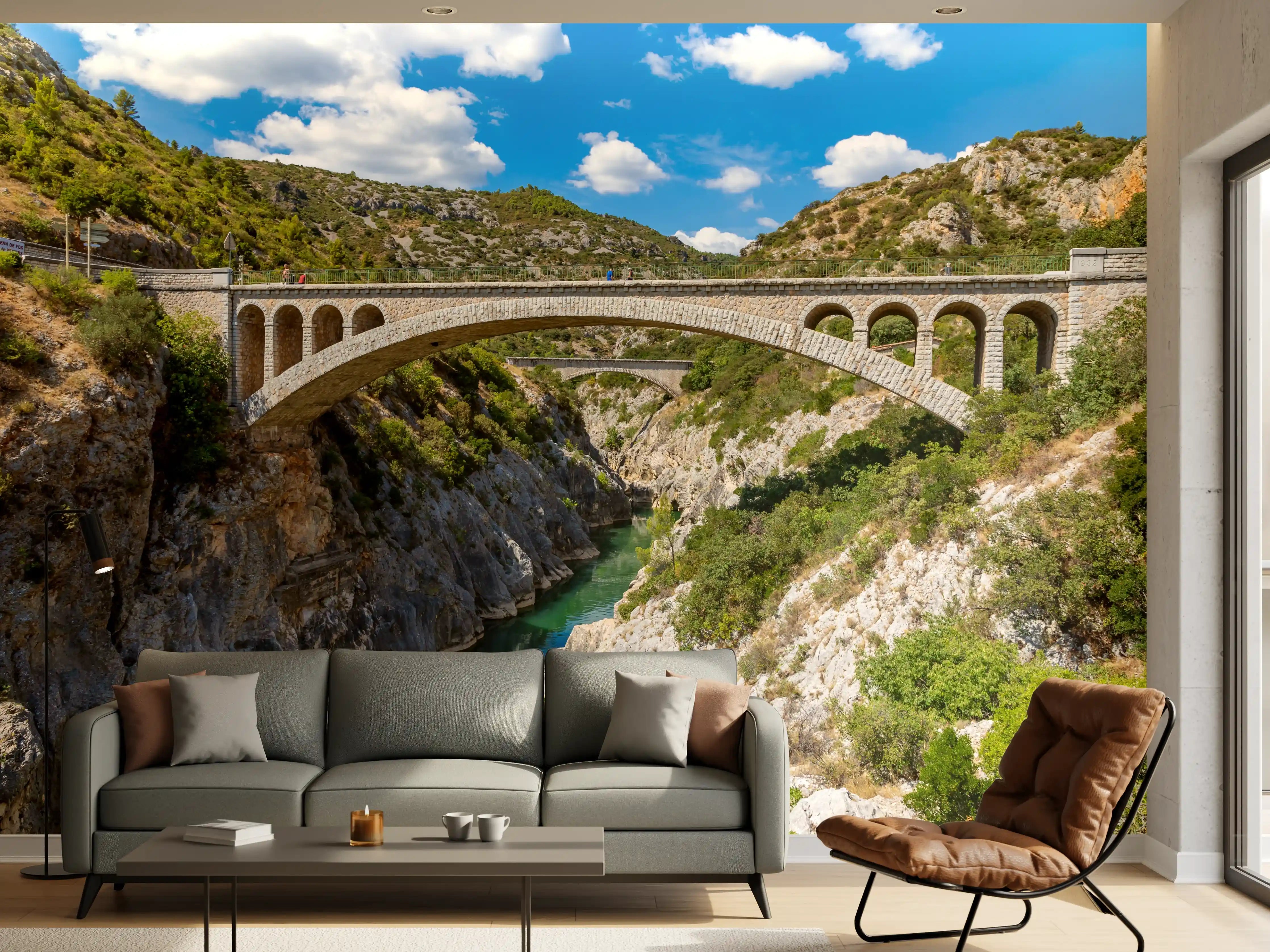 Wandverkleidung Wohnzimmer - Historische Steinbrücke über Fluss inmitten der Natur