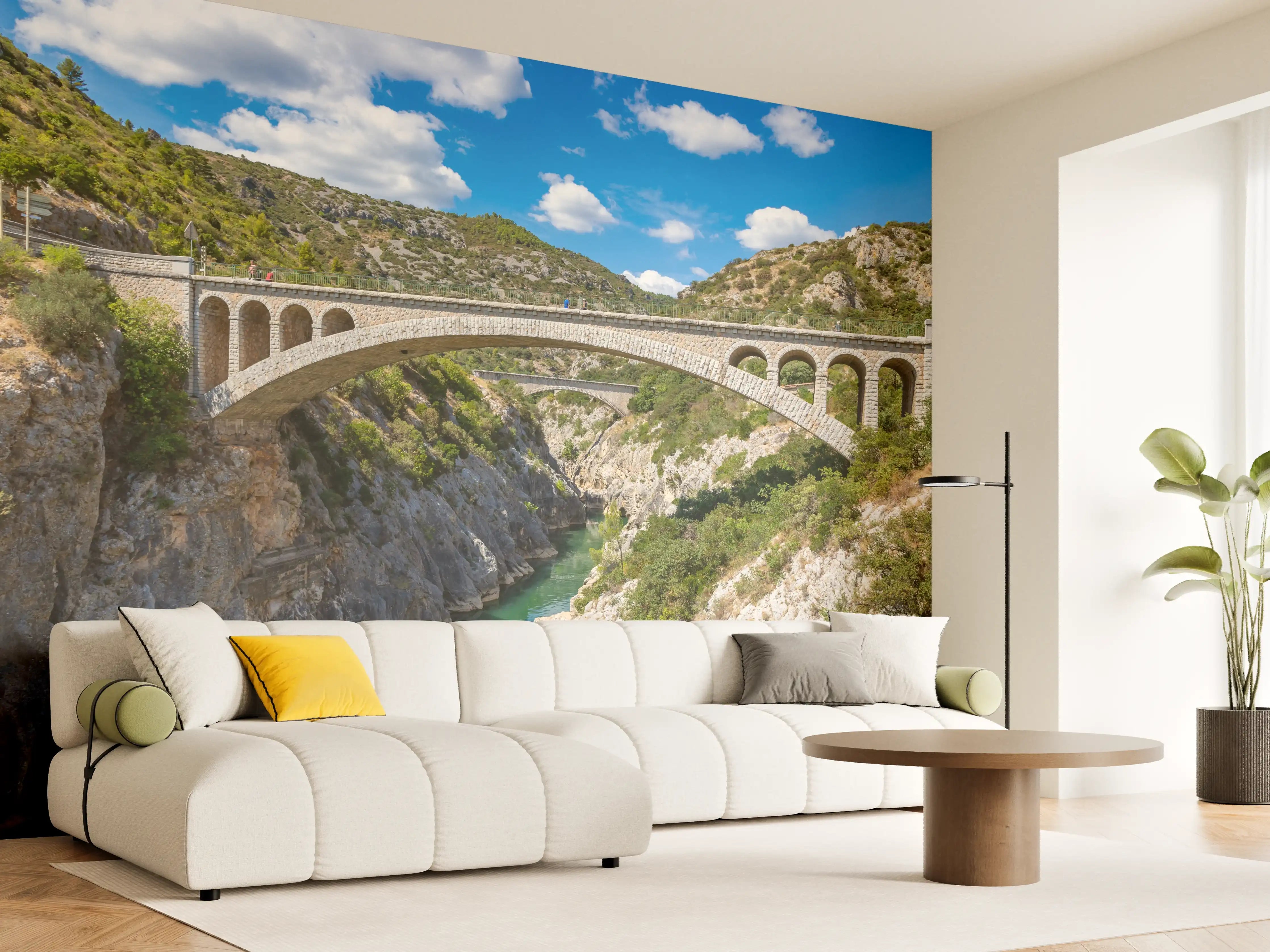 Wandverkleidung Wohnzimmer - Historische Steinbrücke über Fluss inmitten der Natur