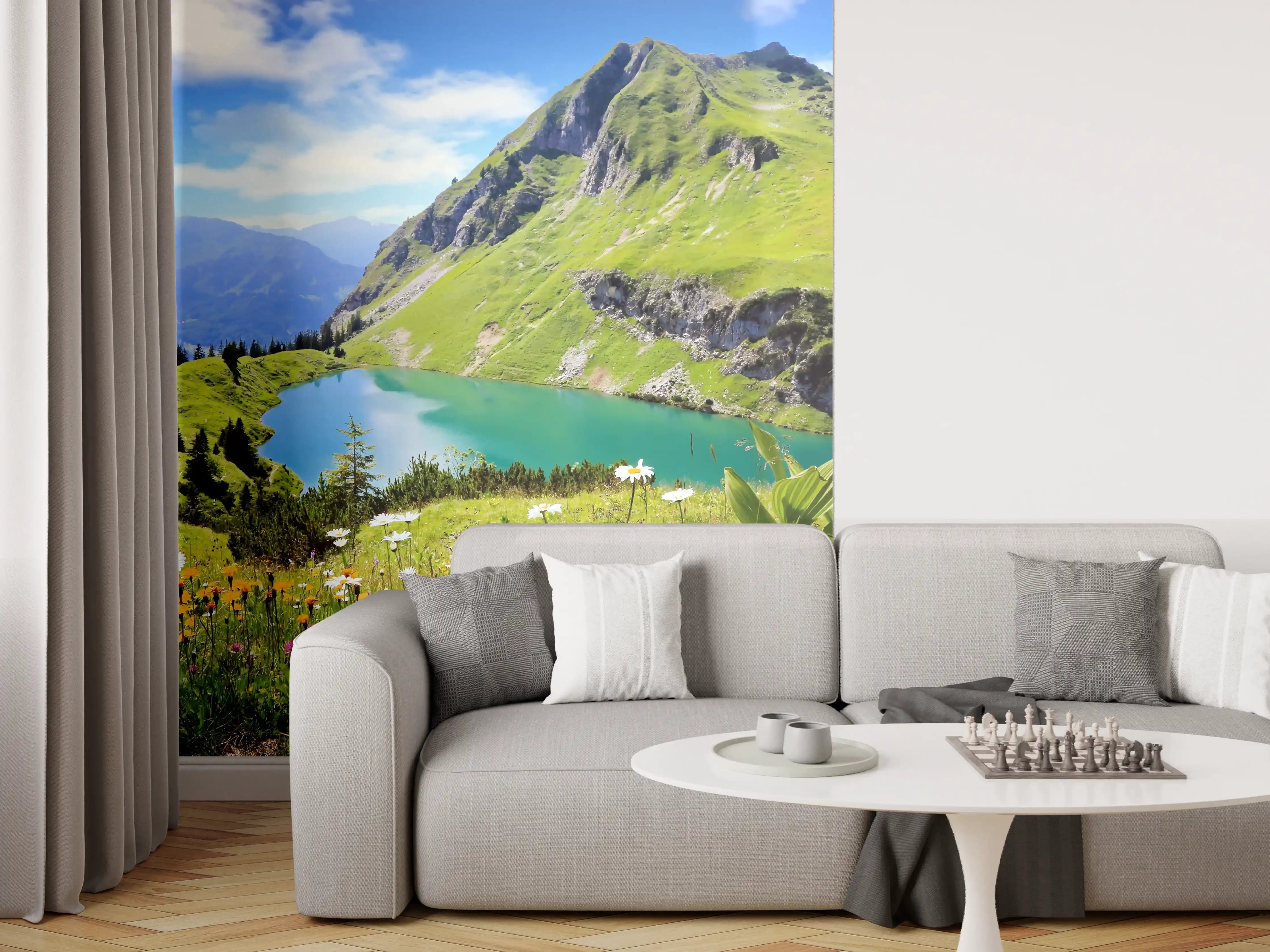 Wandverkleidung Wohnzimmer - Idyllische Berglandschaft mit See und Blumenwiese