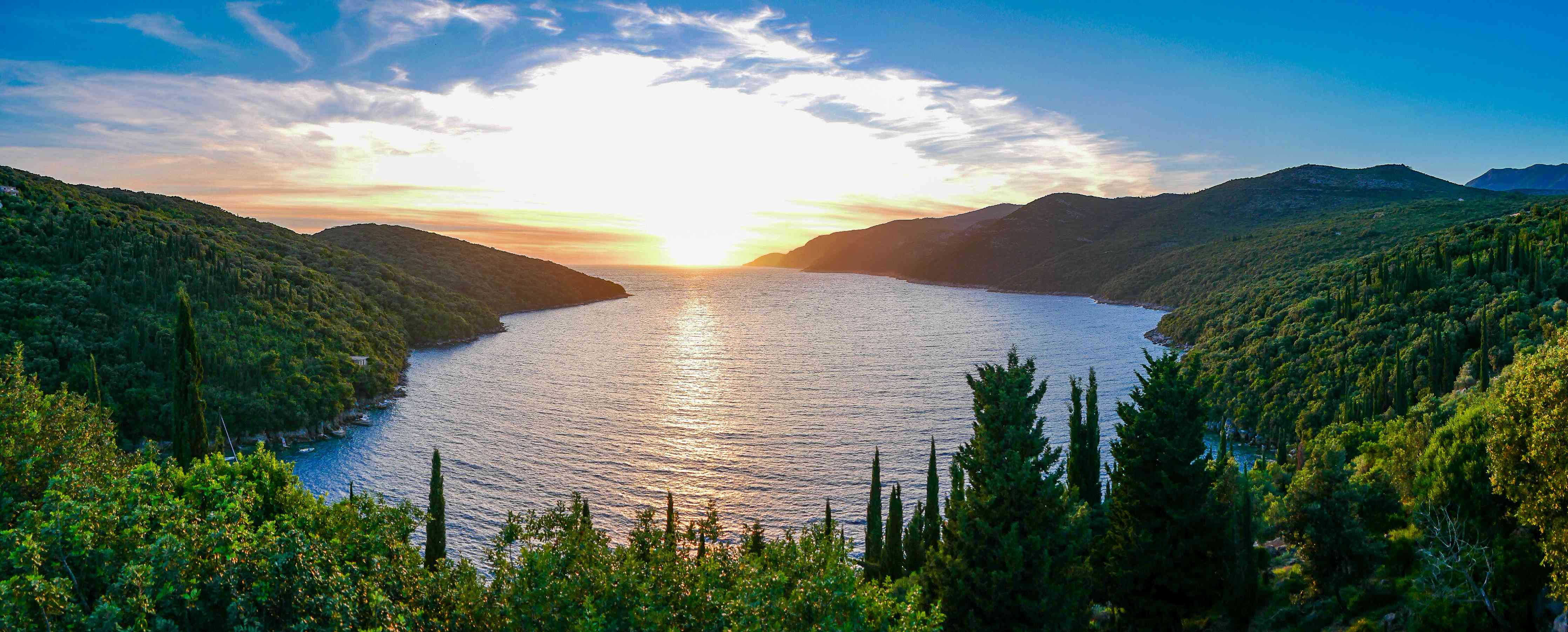 Wandverkleidung Wohnzimmer-Idyllische Seenlandschaft bei Sonnenuntergang