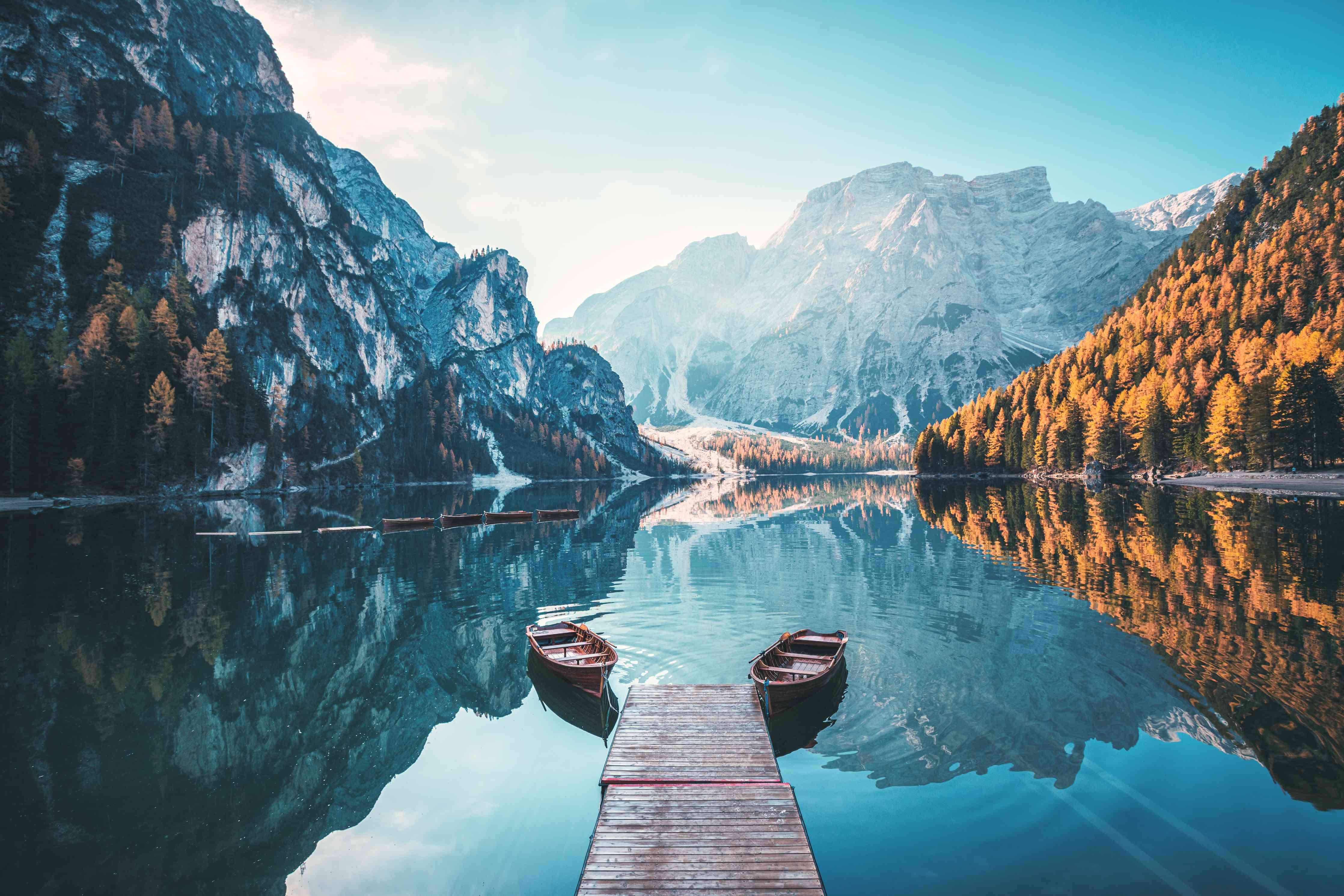 Wandverkleidung Wohnzimmer-Idyllischer Bergsee mit Bootsanlegesteg inmitten der Natur