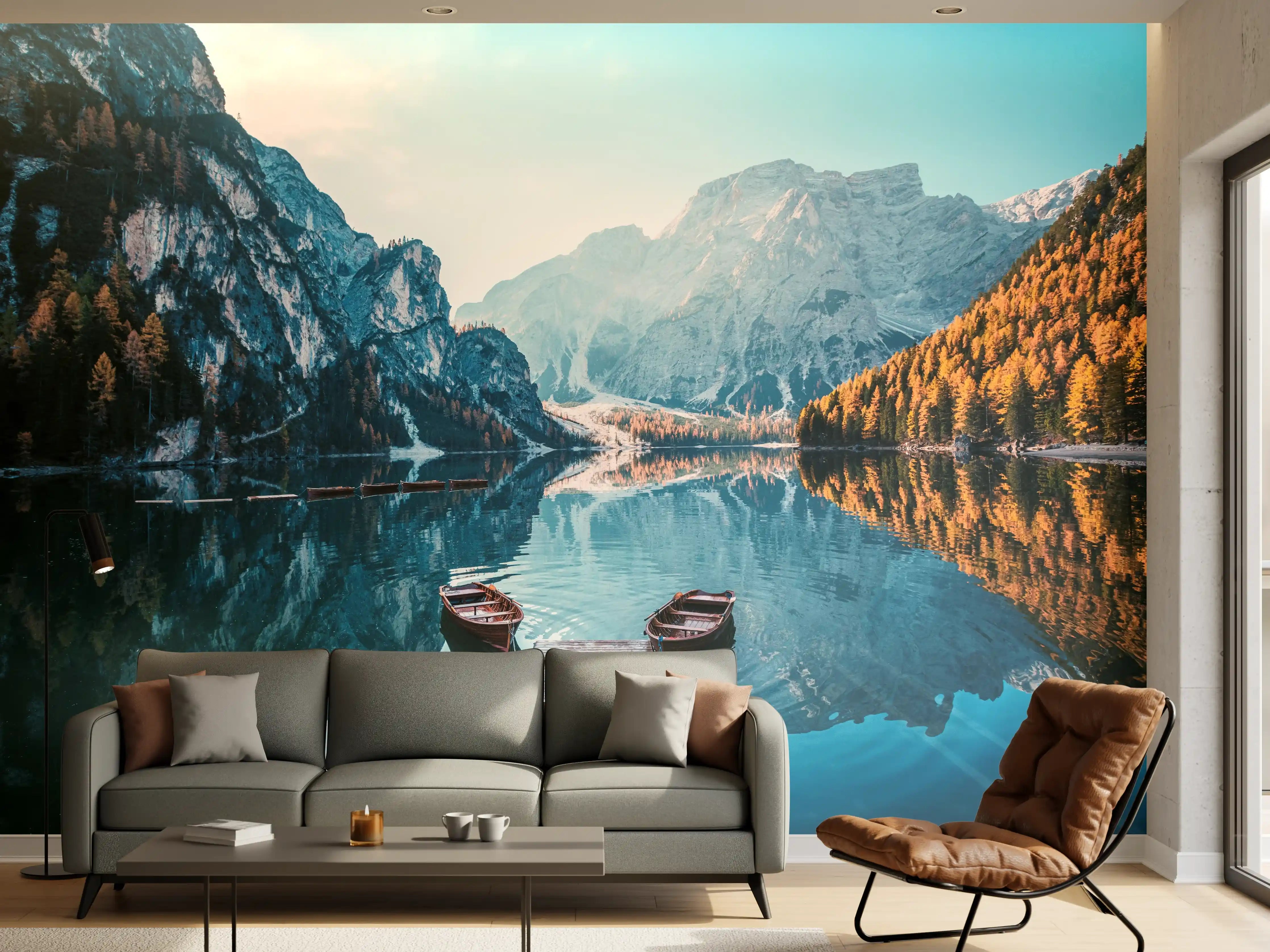 Wandverkleidung Wohnzimmer - Idyllischer Bergsee mit Bootsanlegesteg inmitten der Natur