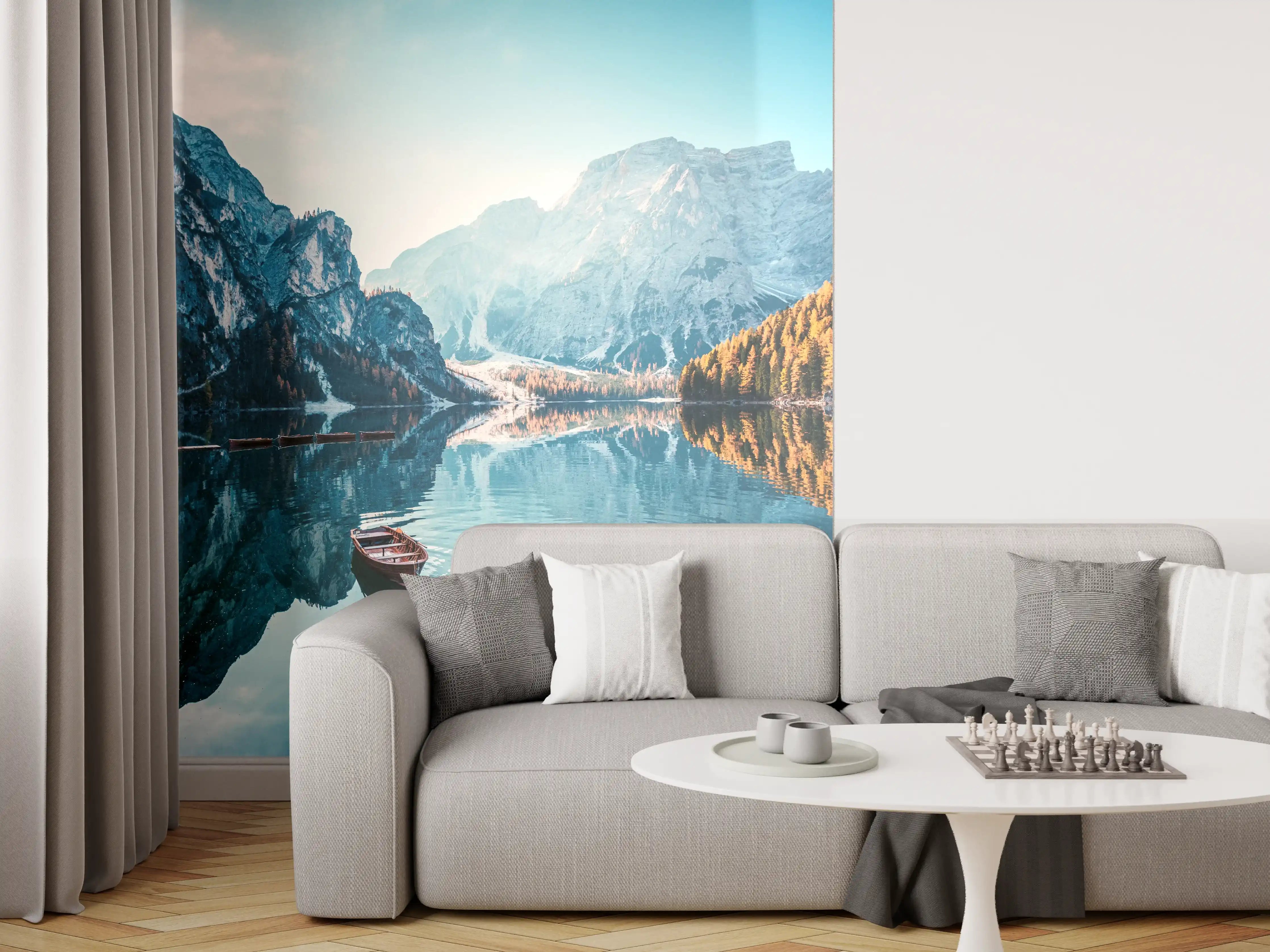Wandverkleidung Wohnzimmer - Idyllischer Bergsee mit Bootsanlegesteg inmitten der Natur