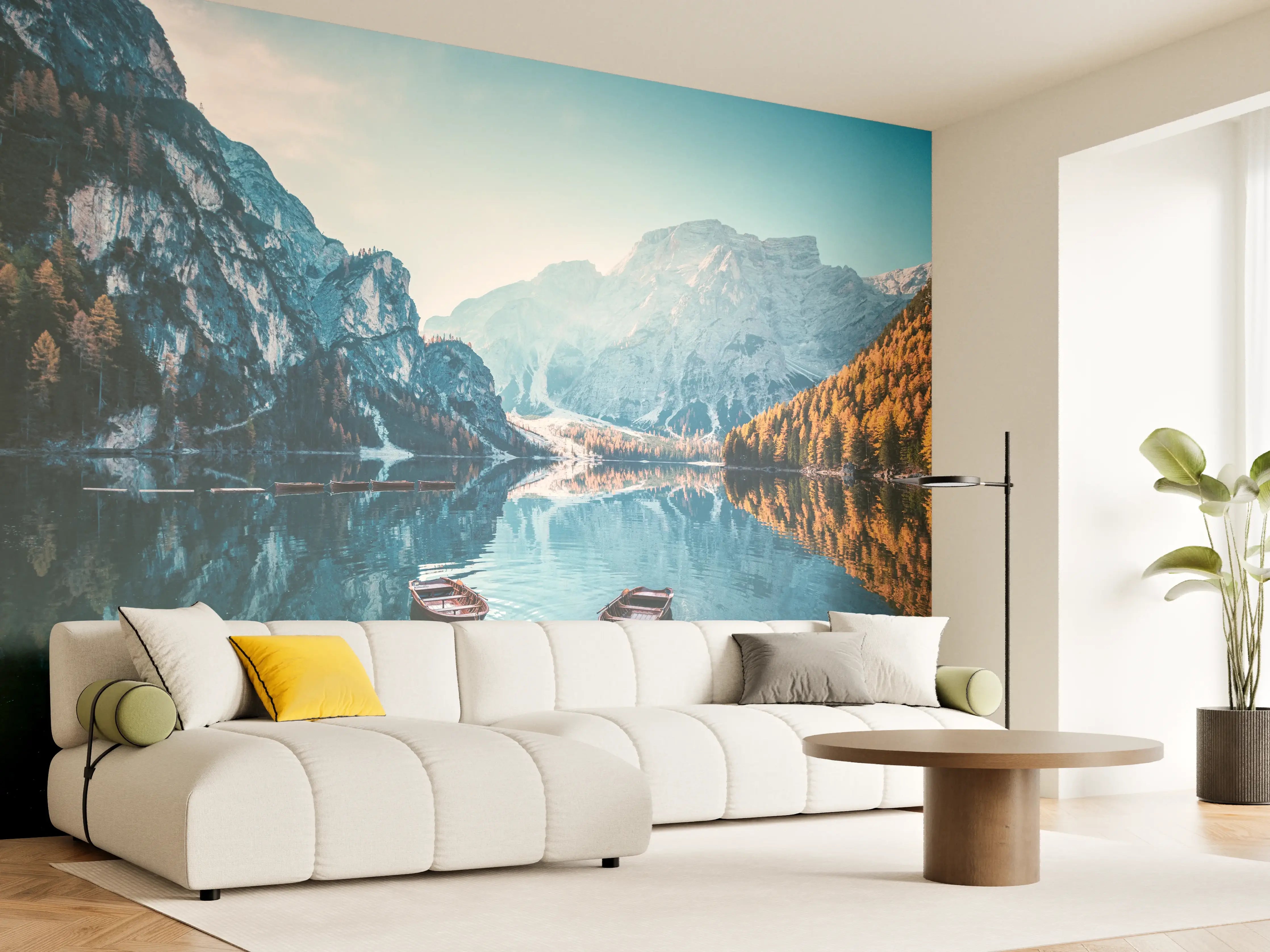 Wandverkleidung Wohnzimmer - Idyllischer Bergsee mit Bootsanlegesteg inmitten der Natur