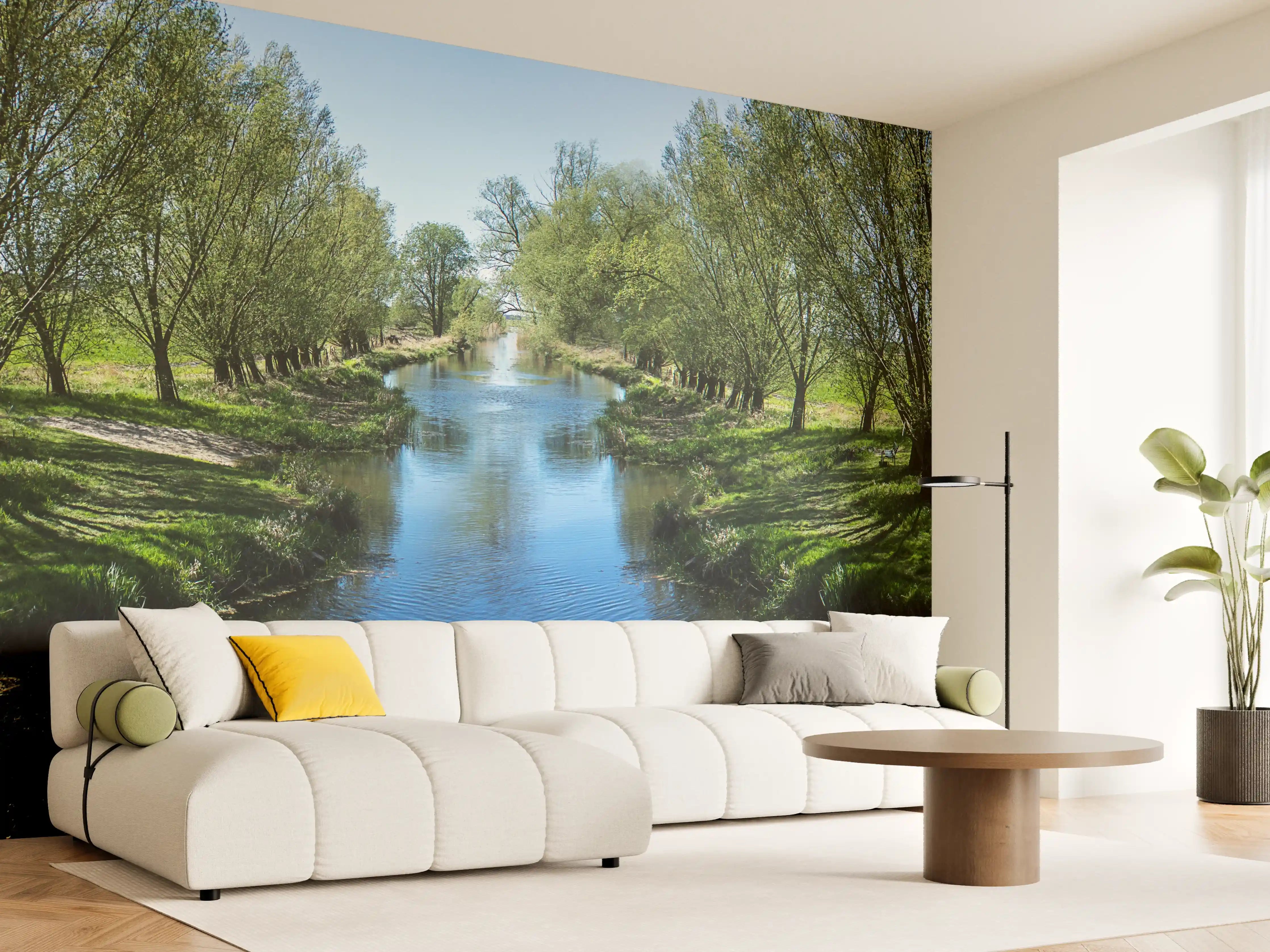 Wandverkleidung Wohnzimmer - Idyllischer Fluss mit Bäumen und natürlicher Umgebung