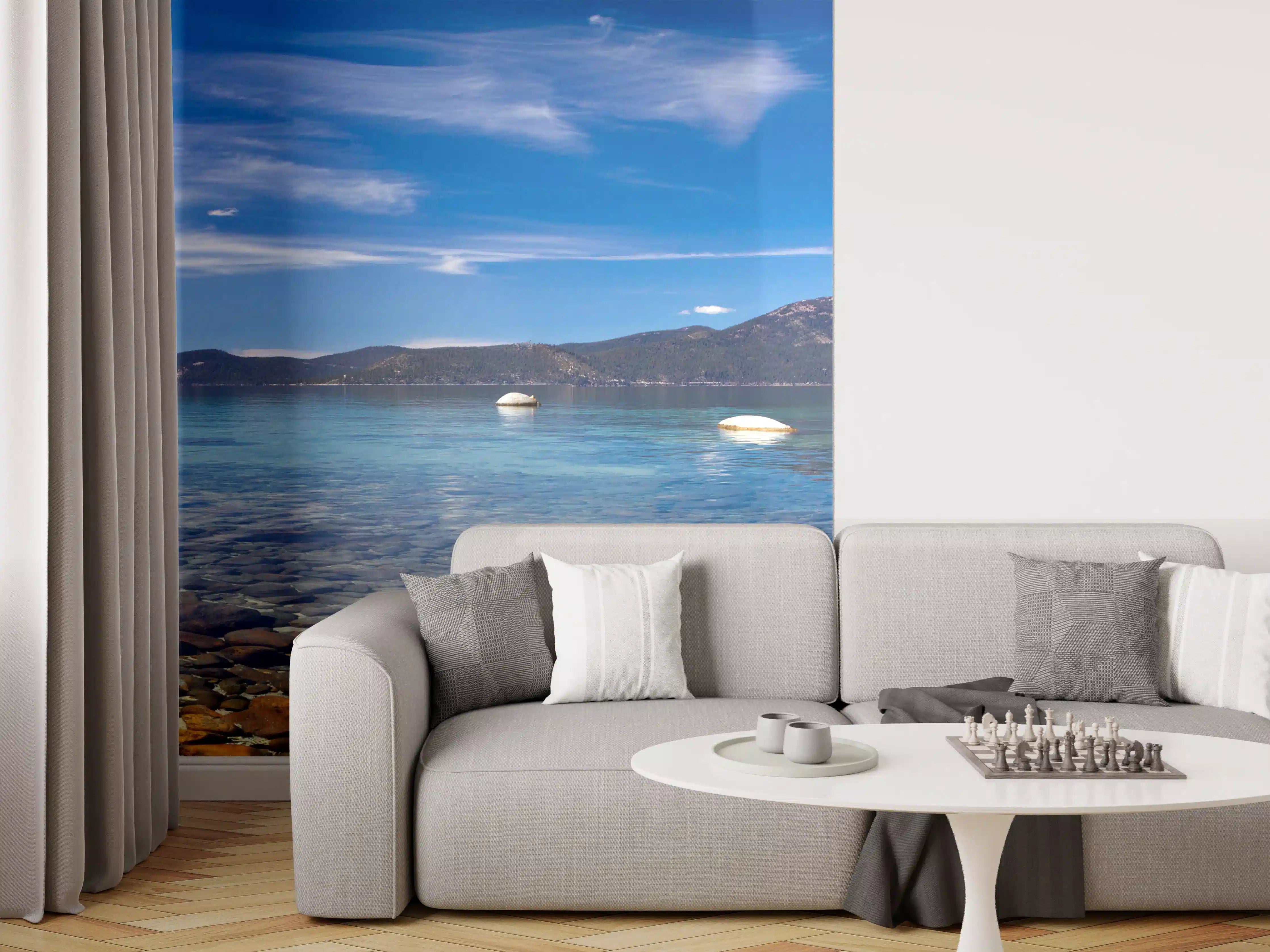 Wandverkleidung Wohnzimmer - Idyllischer See mit Bergen bei Sonnenschein