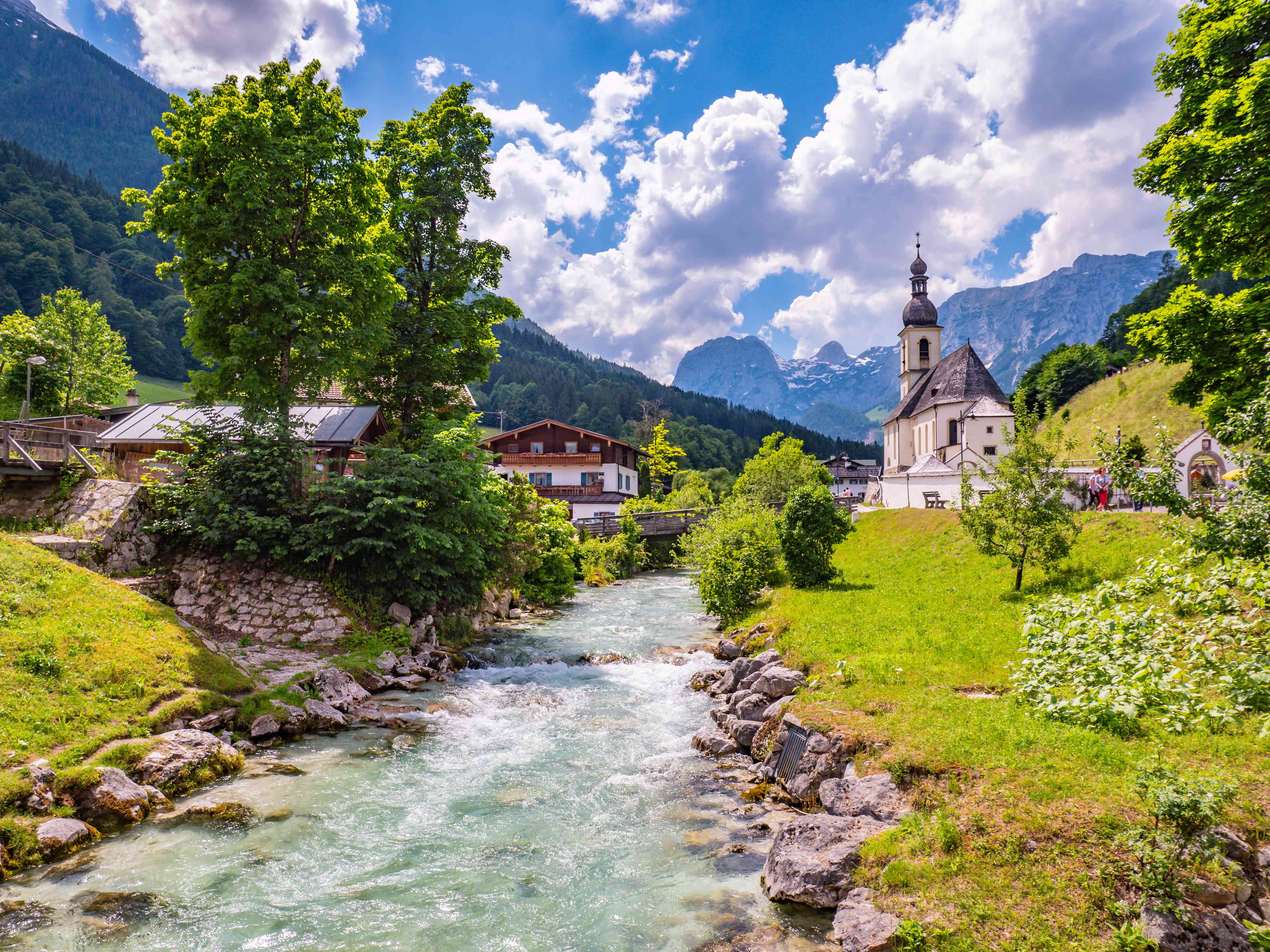 Wandverkleidung Wohnzimmer-Idyllisches Bergdorf mit Fluss und Kirche