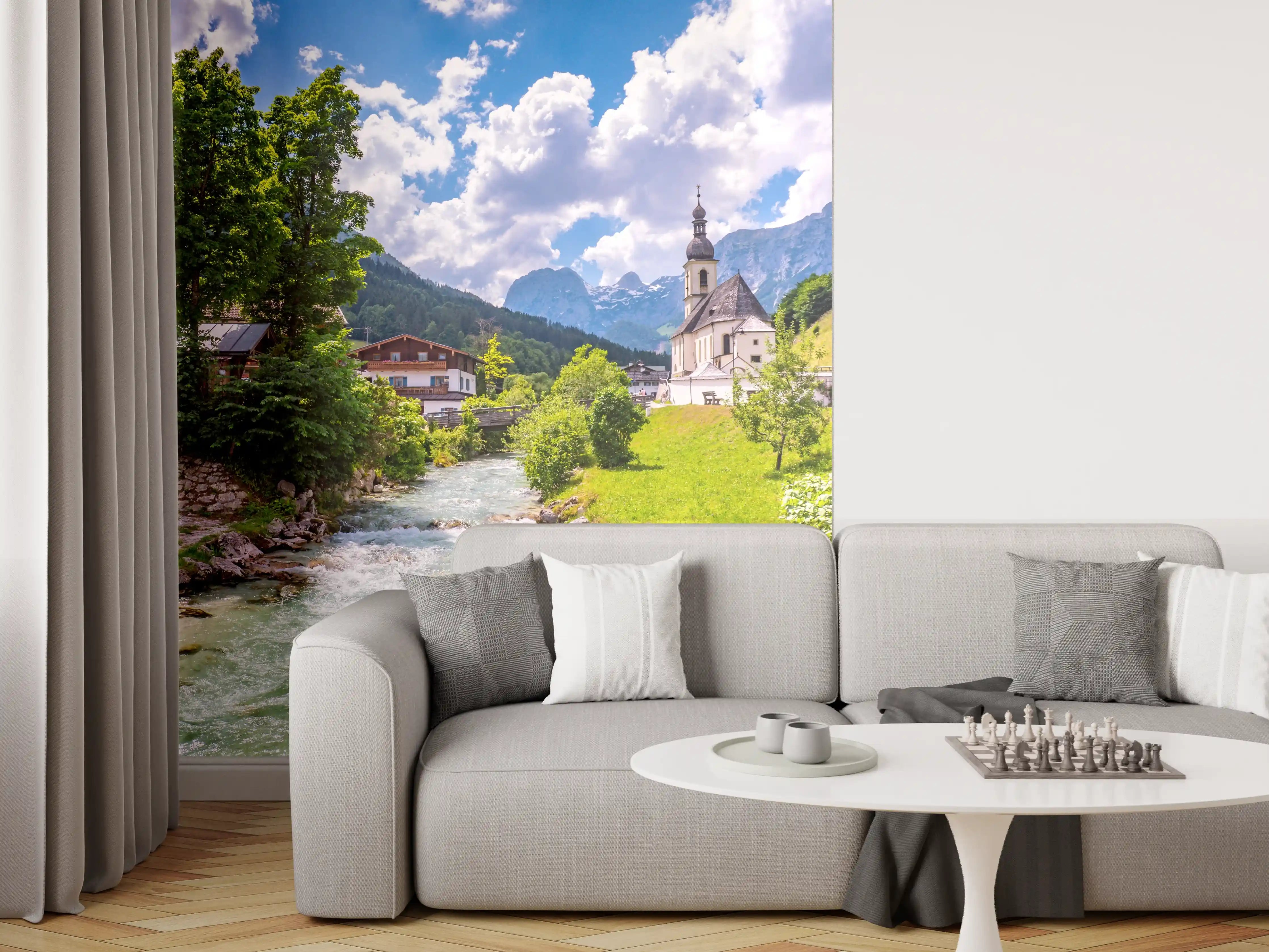 Wandverkleidung Wohnzimmer - Idyllisches Bergdorf mit Fluss und Kirche
