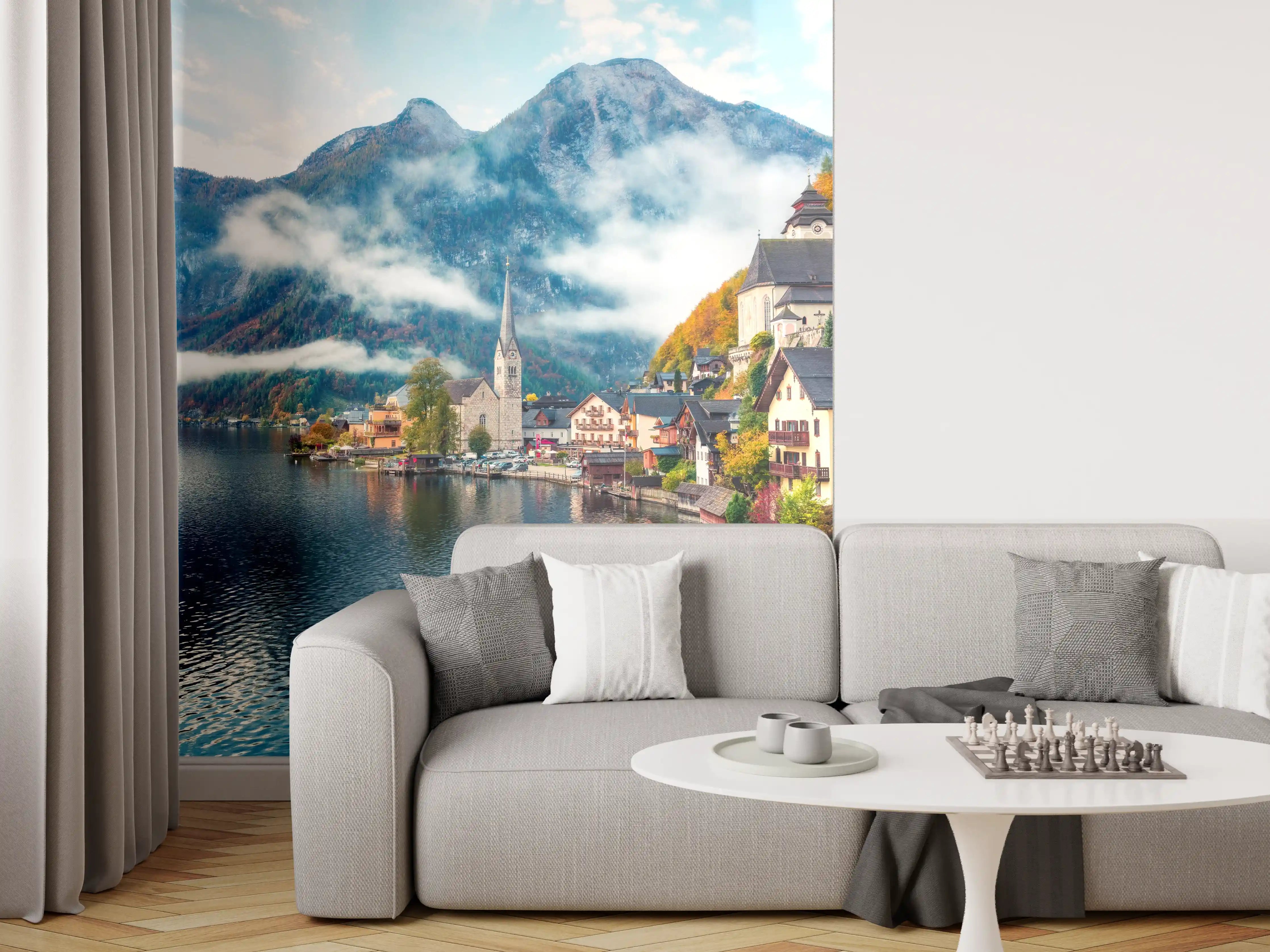 Wandverkleidung Wohnzimmer - Idyllisches Dorf am See mit Bergen im Hintergrund
