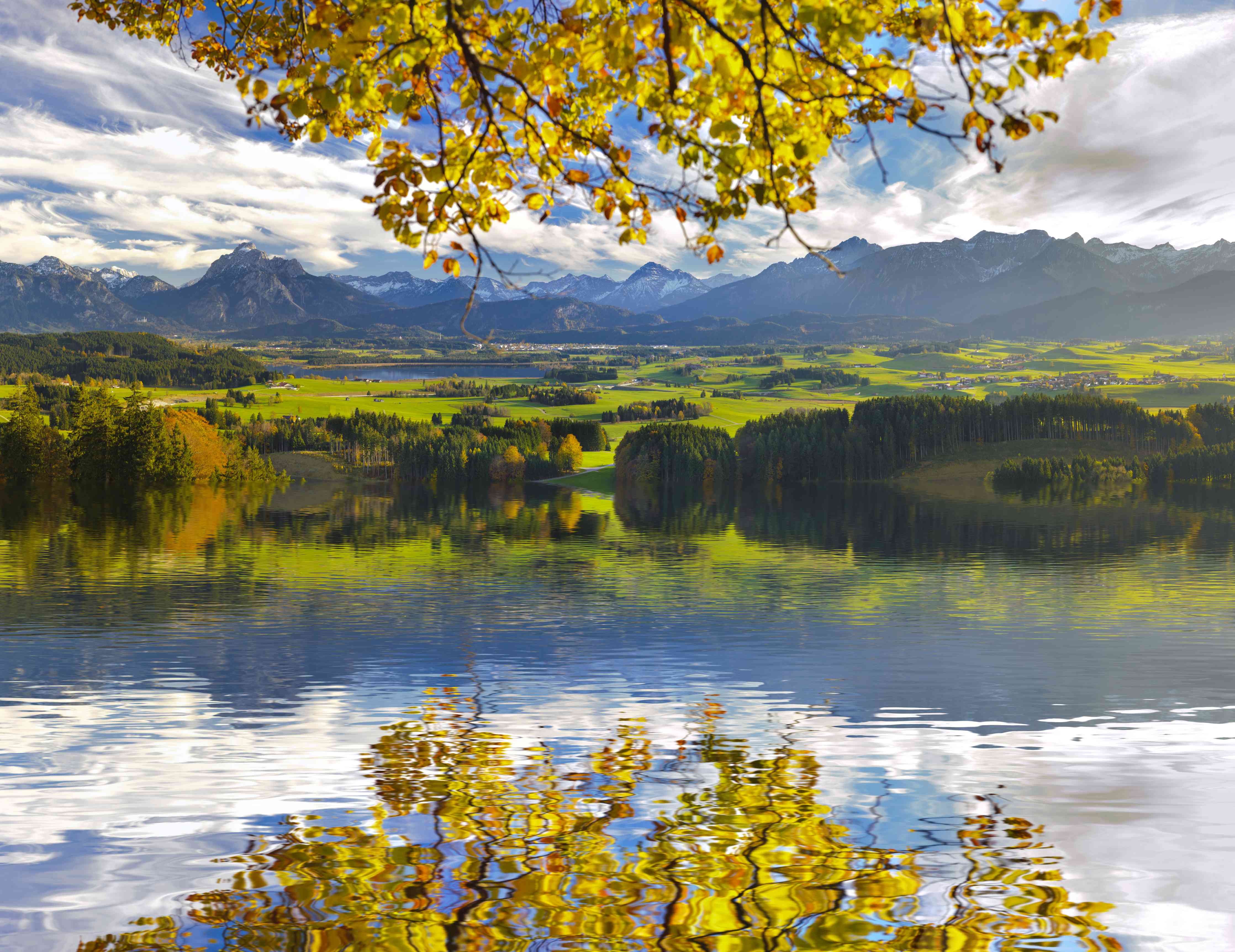 Wandverkleidung Wohnzimmer-Idyllisches Landschaftsbild mit Wasser und Bergen