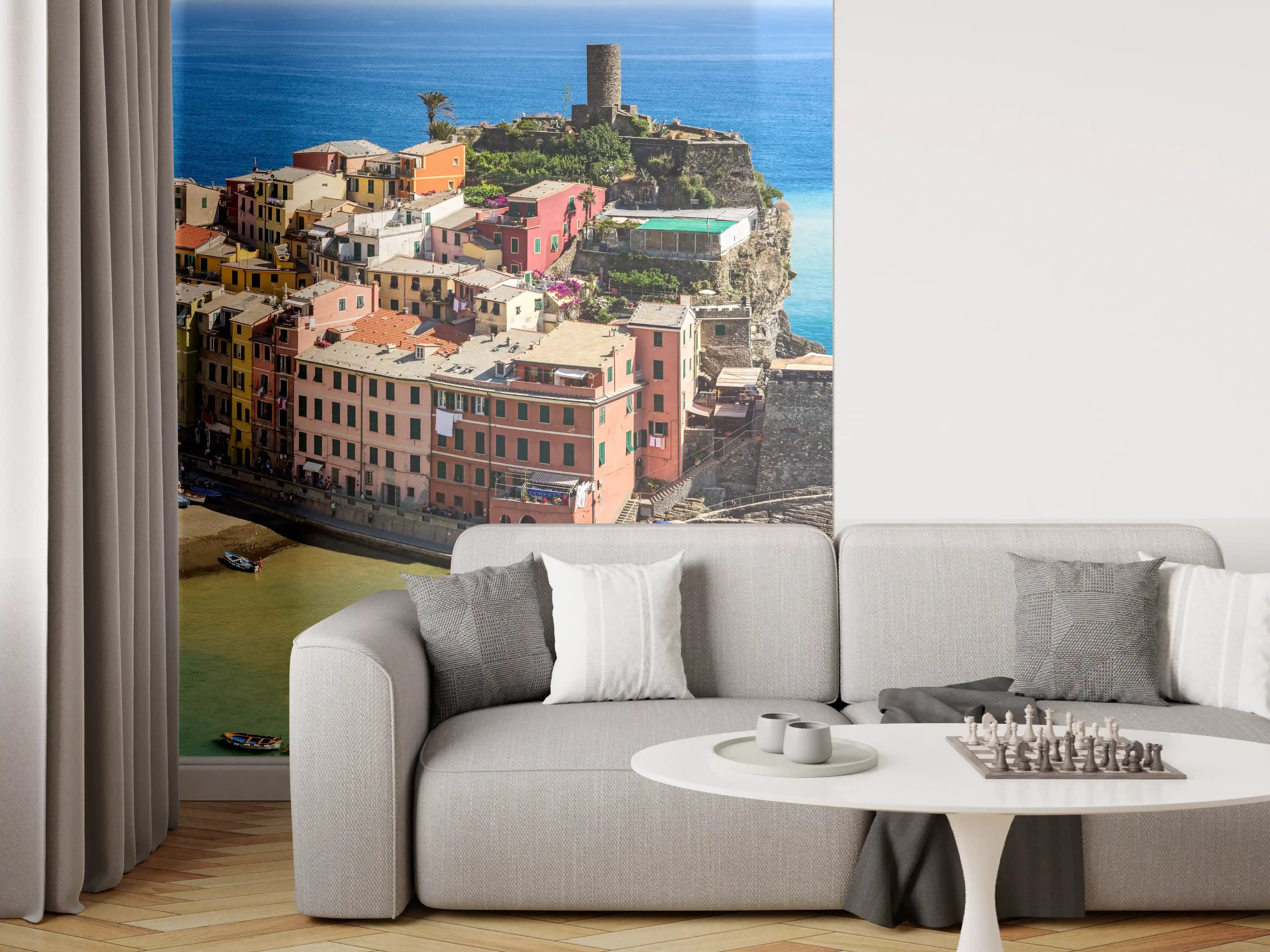 Wandverkleidung Wohnzimmer - Italienische Küstenstadt in Türkis