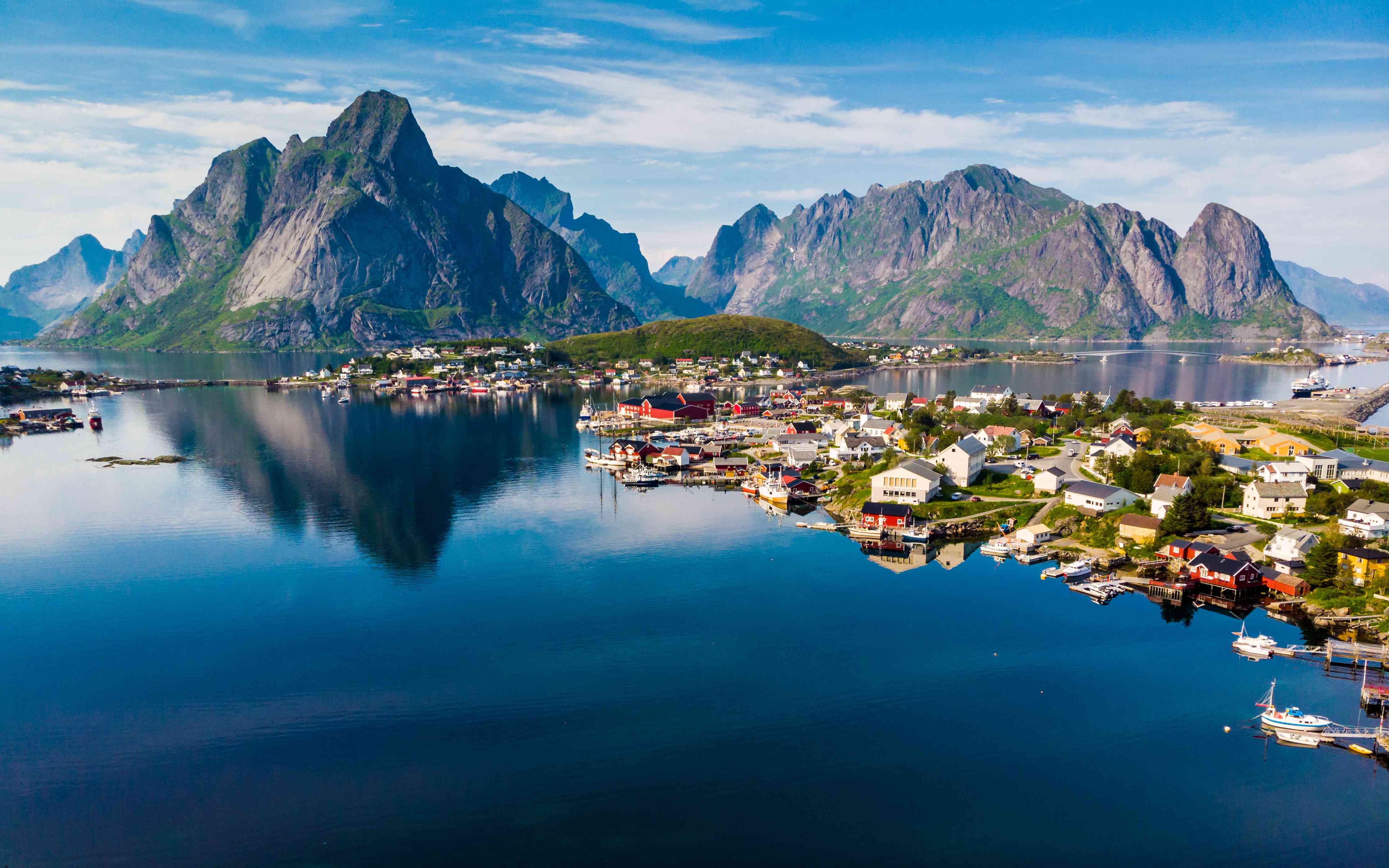 Wandverkleidung Wohnzimmer-Landschaft am Fjord mit Bergen