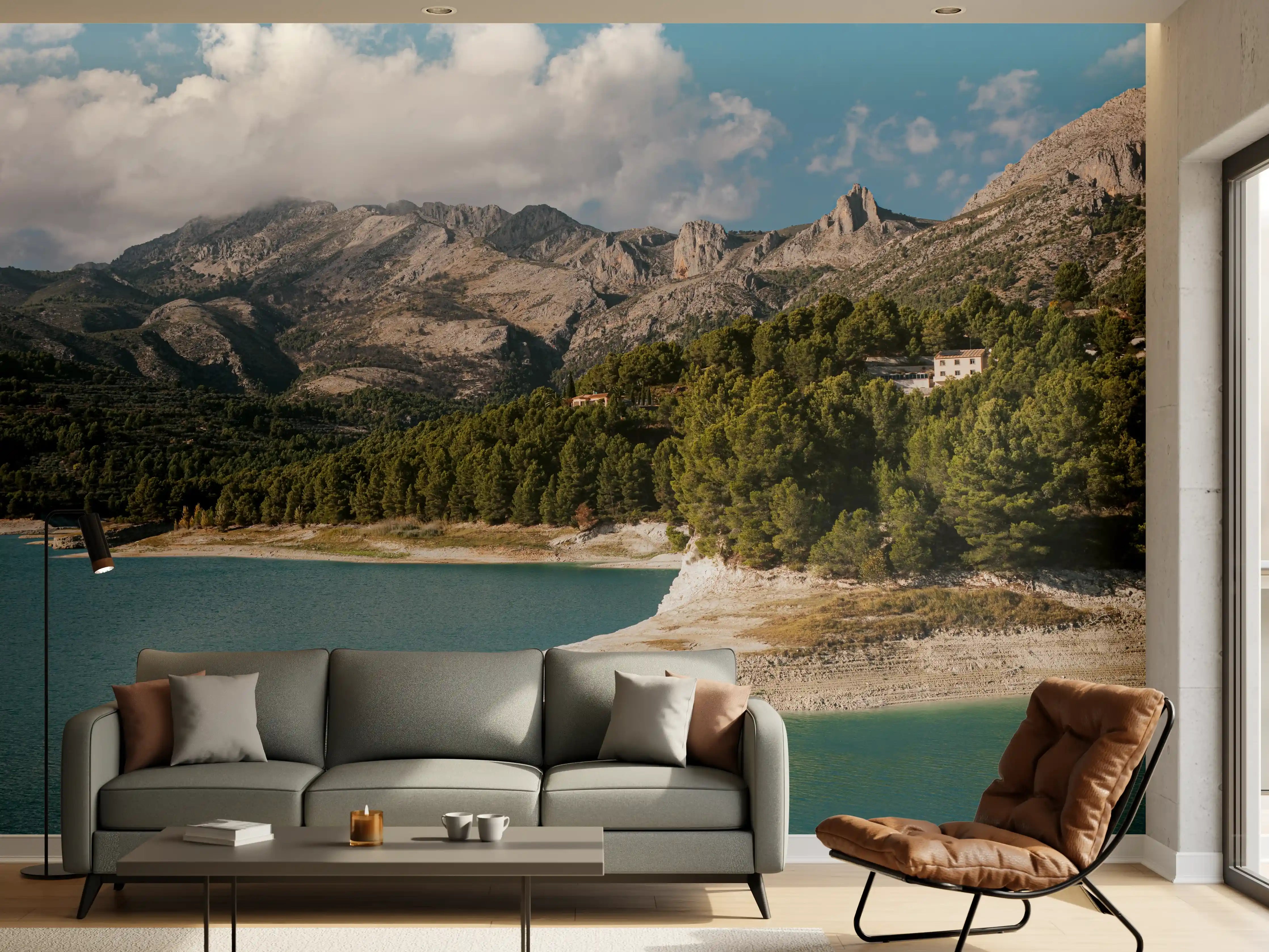 Wandverkleidung Wohnzimmer - Landschaft am See unter Bergkette mit Wäldern