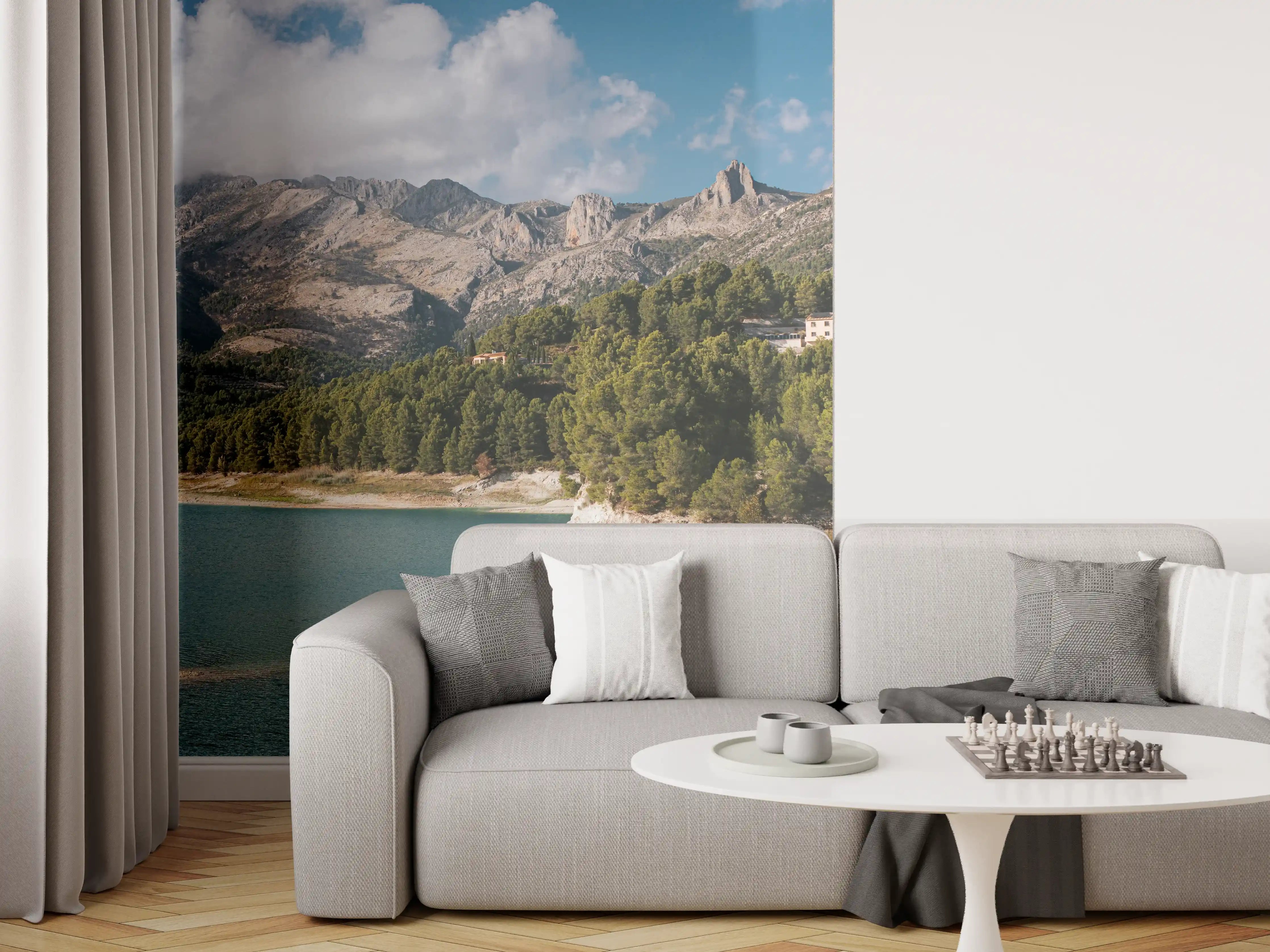 Wandverkleidung Wohnzimmer - Landschaft am See unter Bergkette mit Wäldern