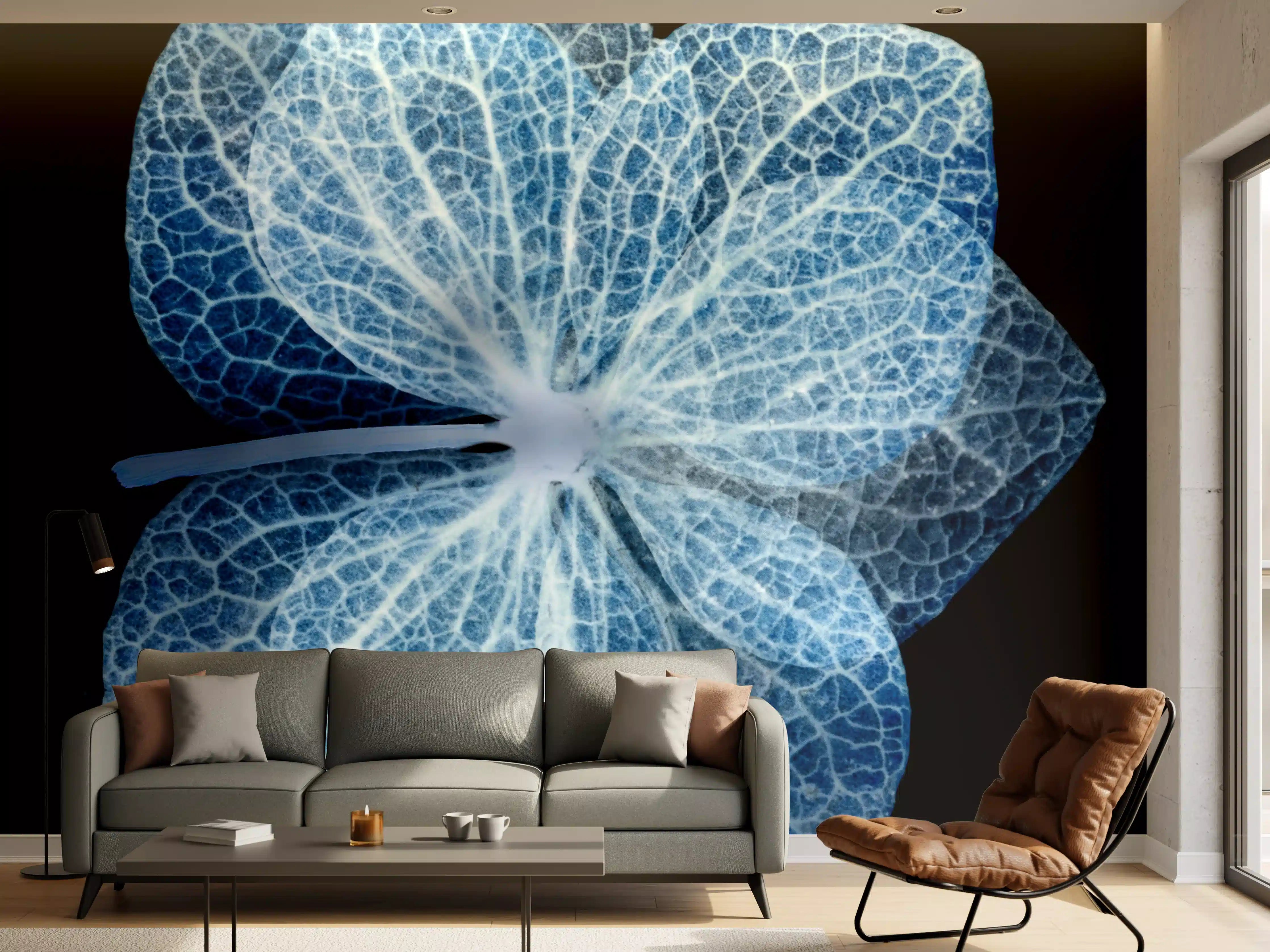 Wandverkleidung Wohnzimmer - Leuchtende blaue Hortensie auf Schwarz