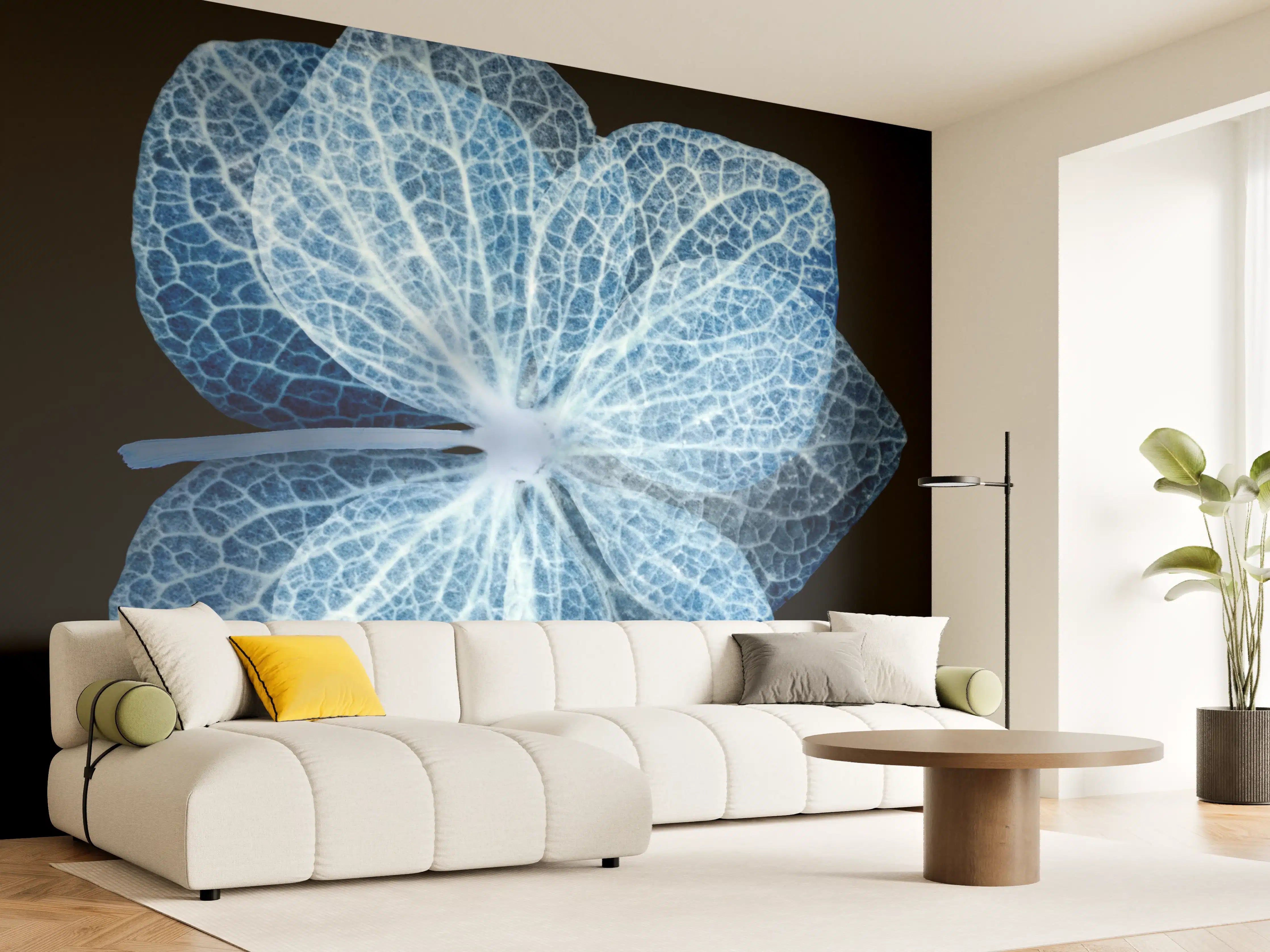 Wandverkleidung Wohnzimmer - Leuchtende blaue Hortensie auf Schwarz