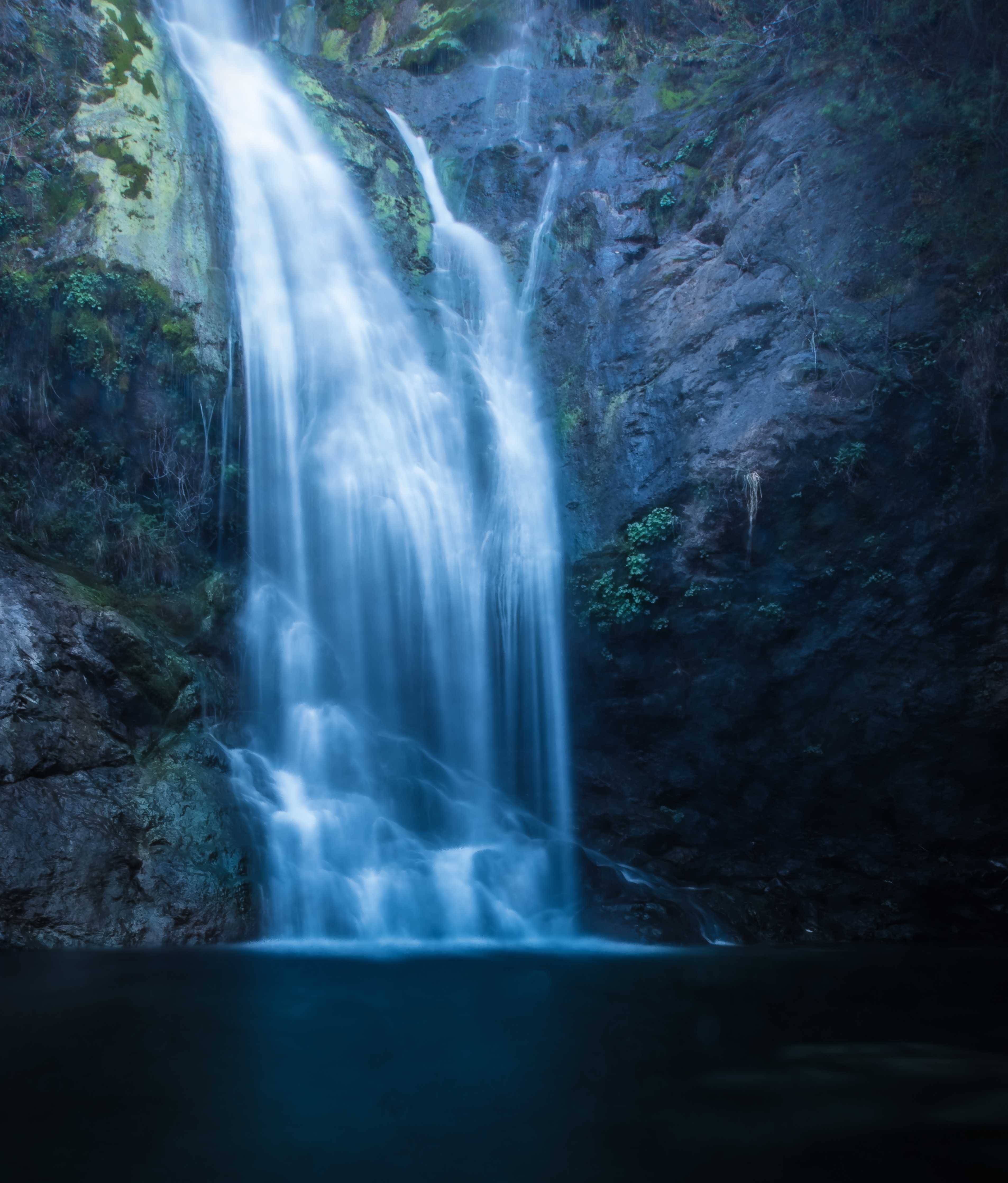 Wandverkleidung Wohnzimmer-Majestärer Wasserfall inmitten der Natur