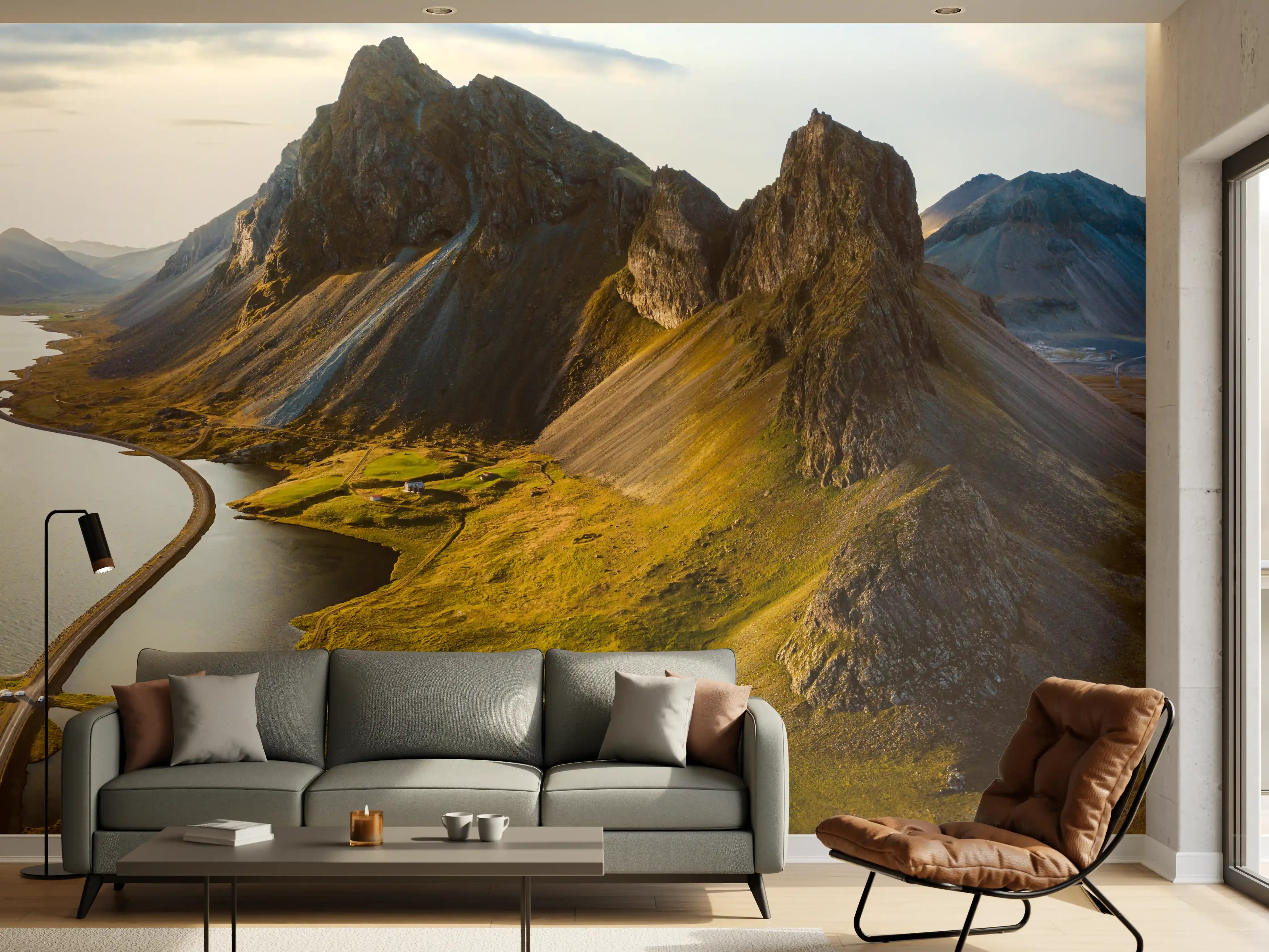 Wandverkleidung Wohnzimmer - Majestätische Berglandschaft mit See und Straßen