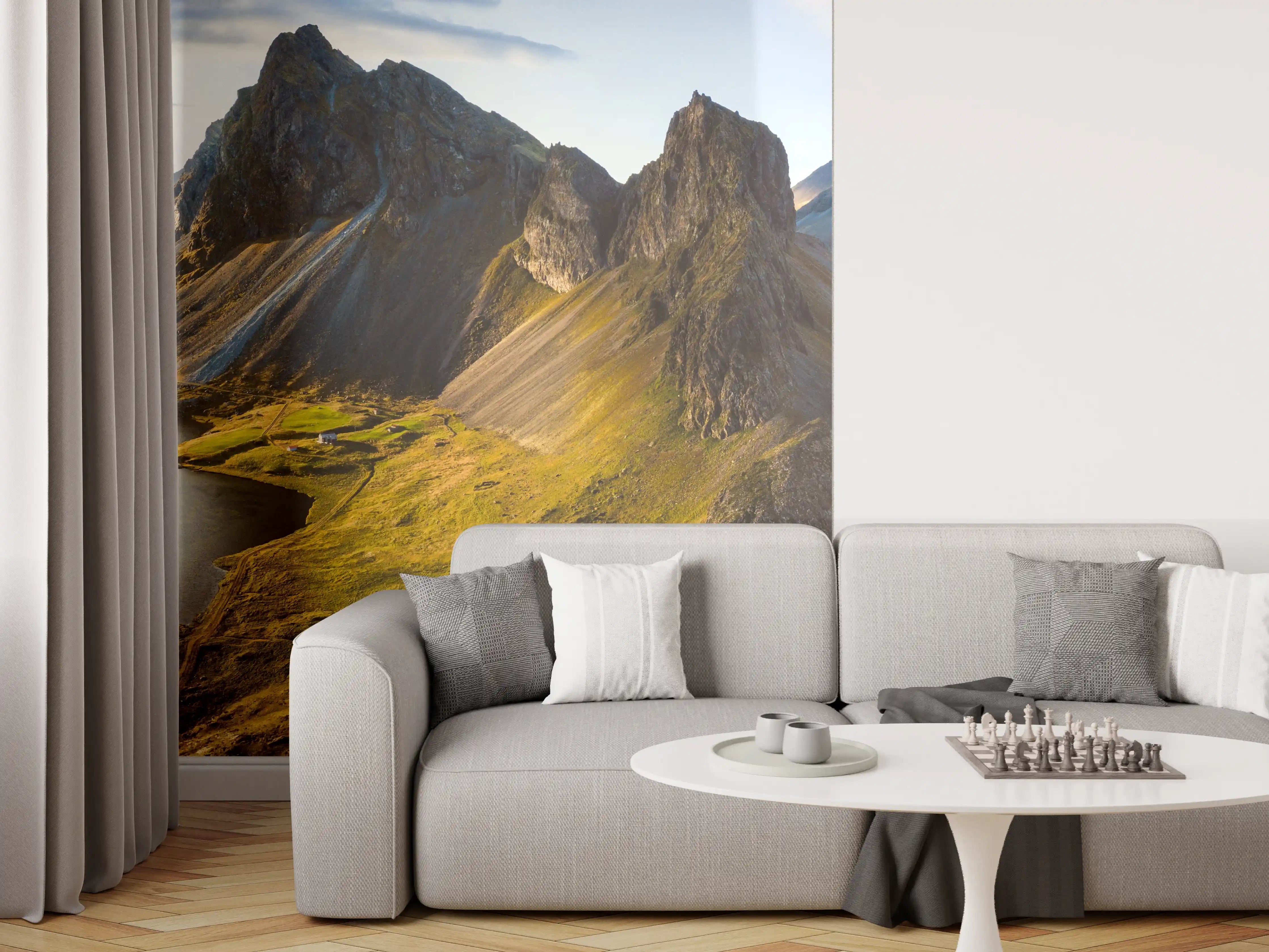 Wandverkleidung Wohnzimmer - Majestätische Berglandschaft mit See und Straßen