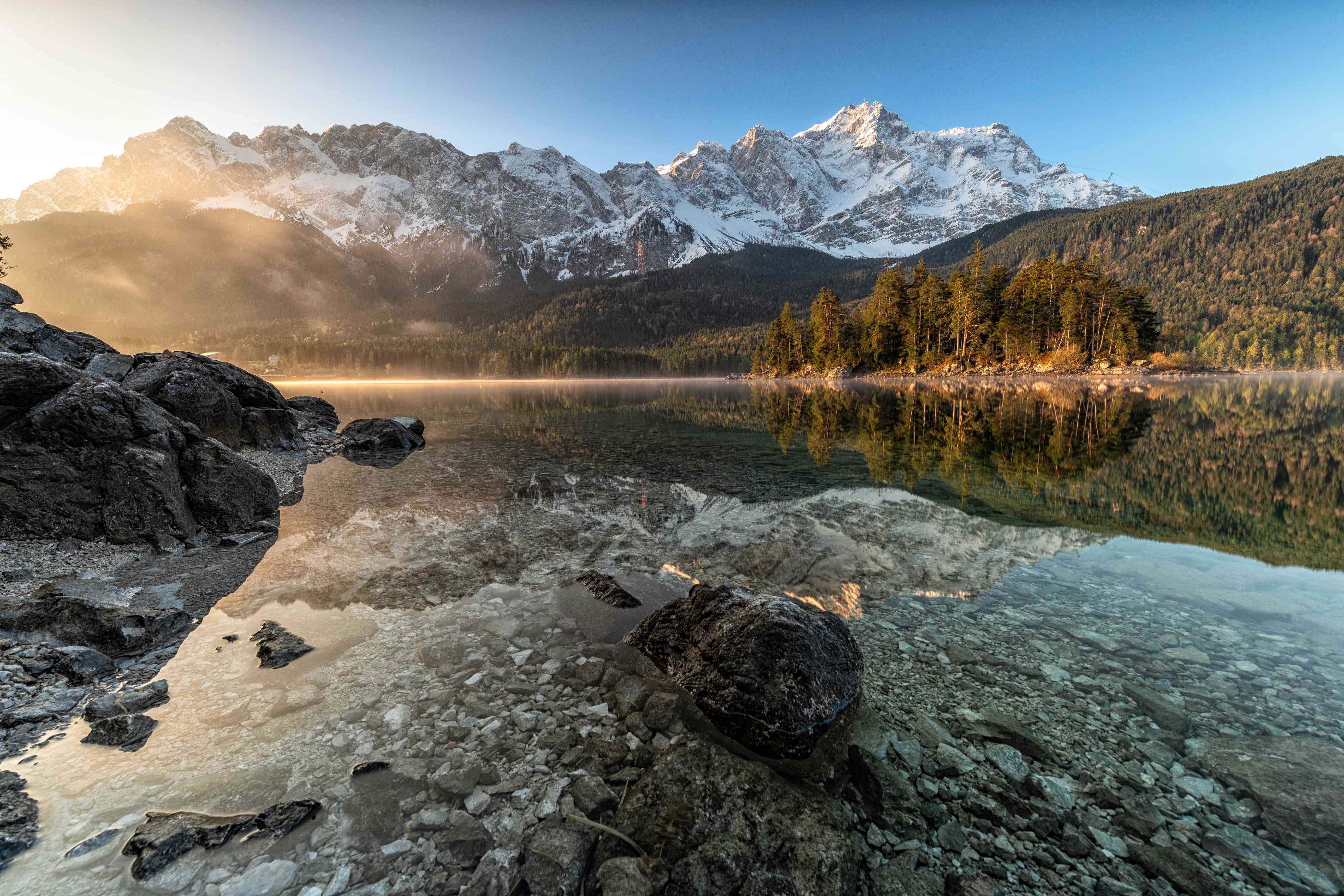 Wandverkleidung Wohnzimmer-Majestätische Bergwelt am ruhigen See