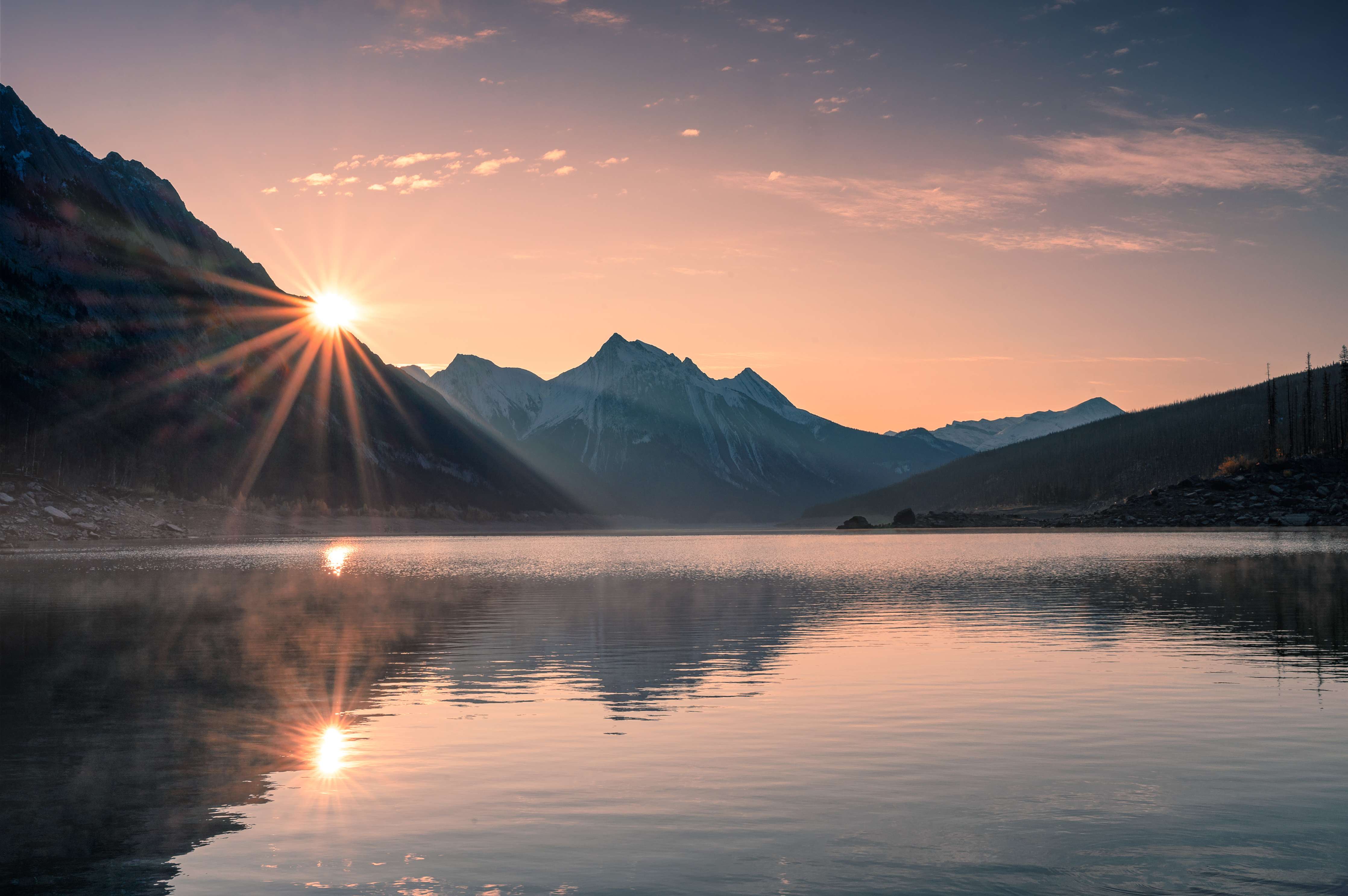 Wandverkleidung Wohnzimmer-Majestätischer Bergsee bei Sonnenaufgang mit Gipfeln und Himmel