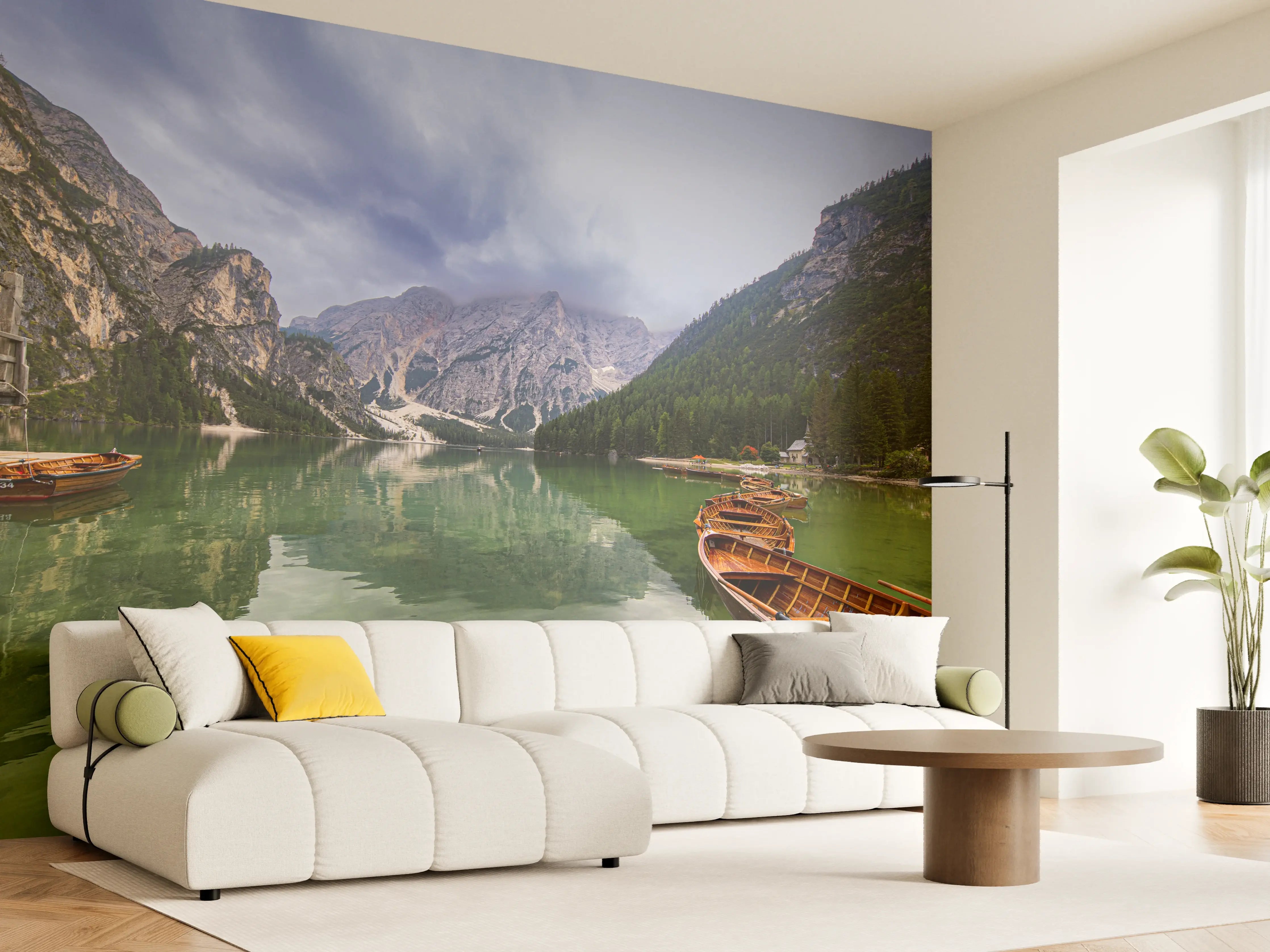 Wandverkleidung Wohnzimmer - Majestätischer Bergsee mit Booten