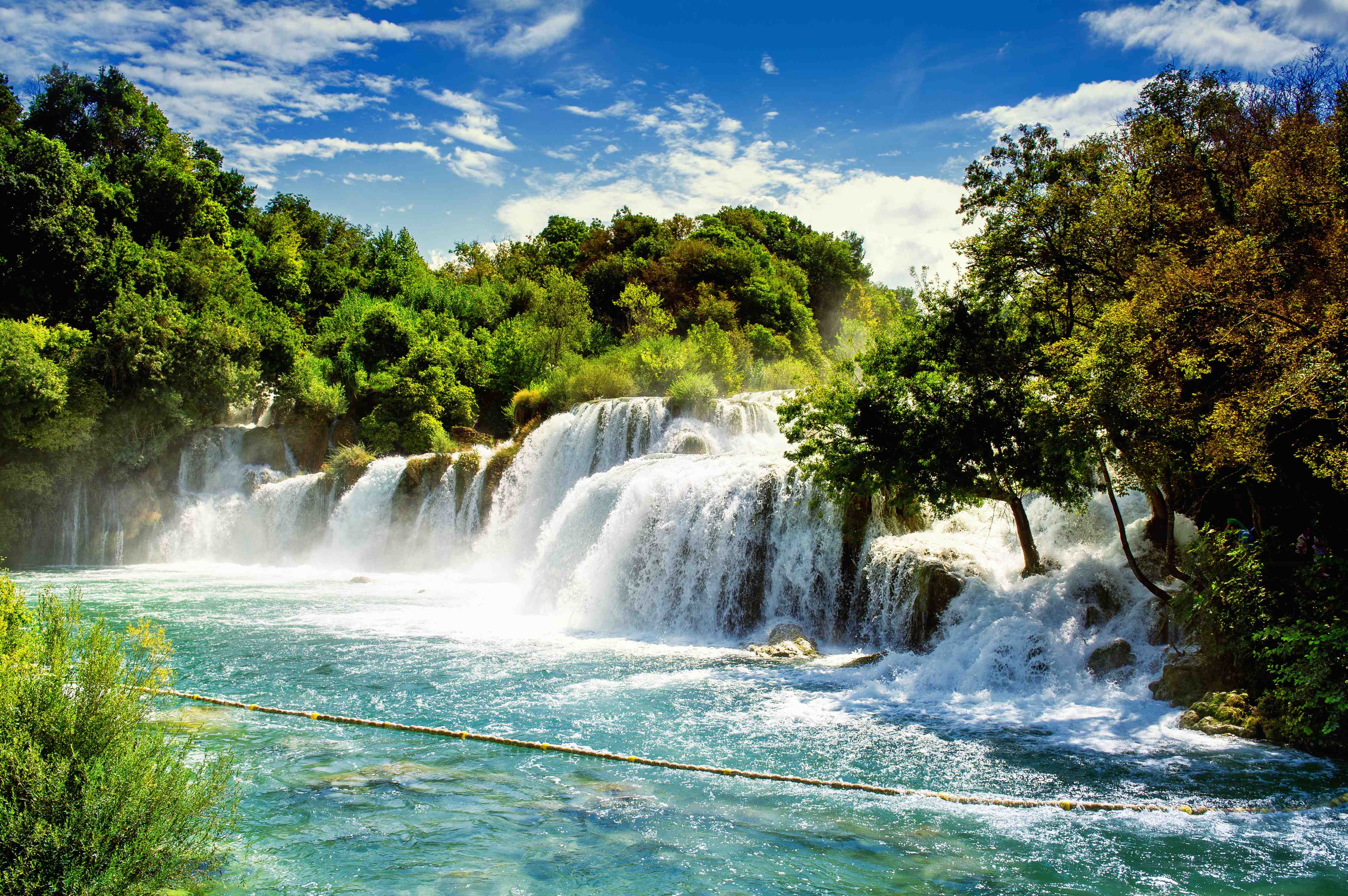 Wandverkleidung Wohnzimmer-Majestätischer Wasserfall in Grau- und Weißtönen