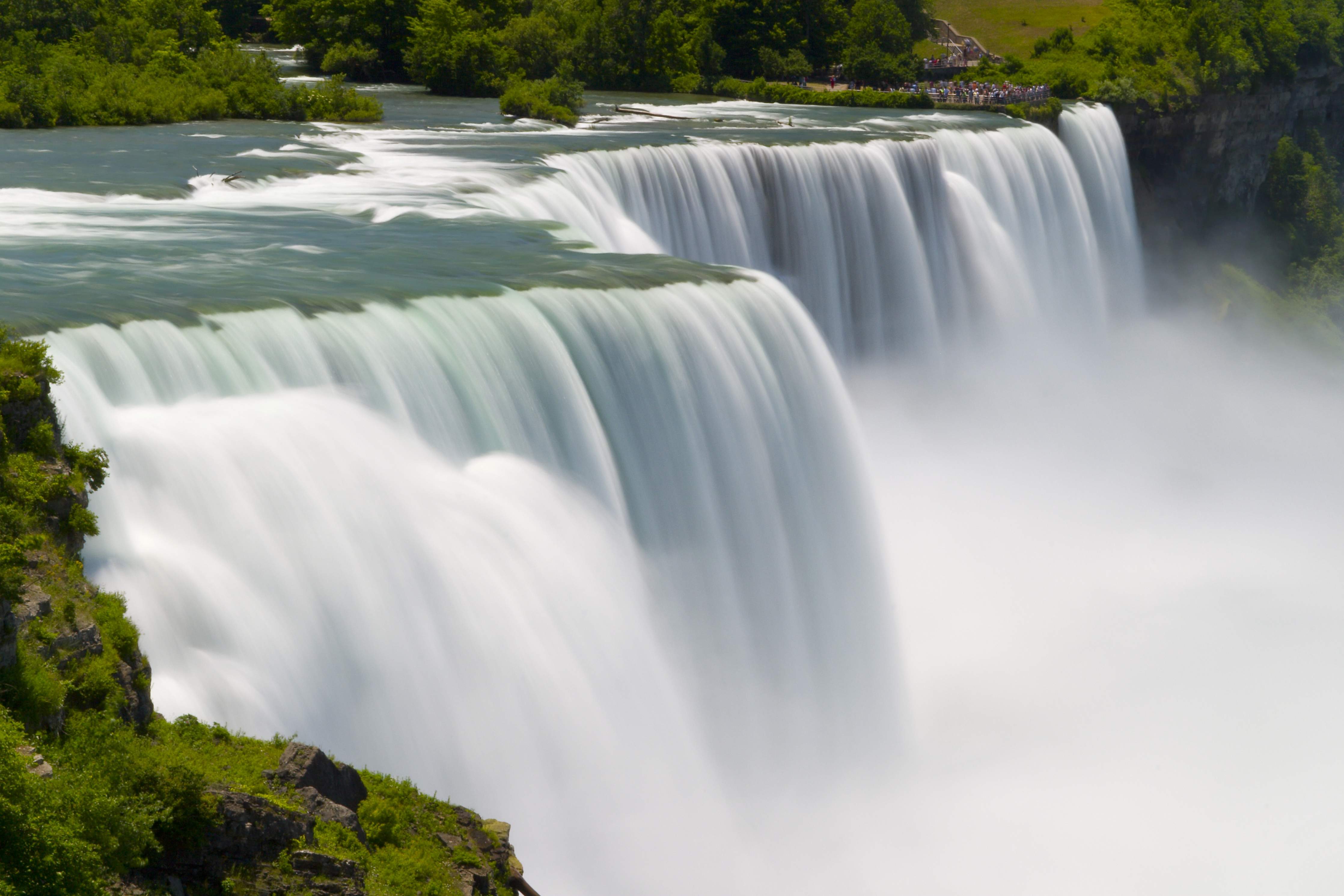 Wandverkleidung Wohnzimmer-Majestätischer Wasserfall in der Natur