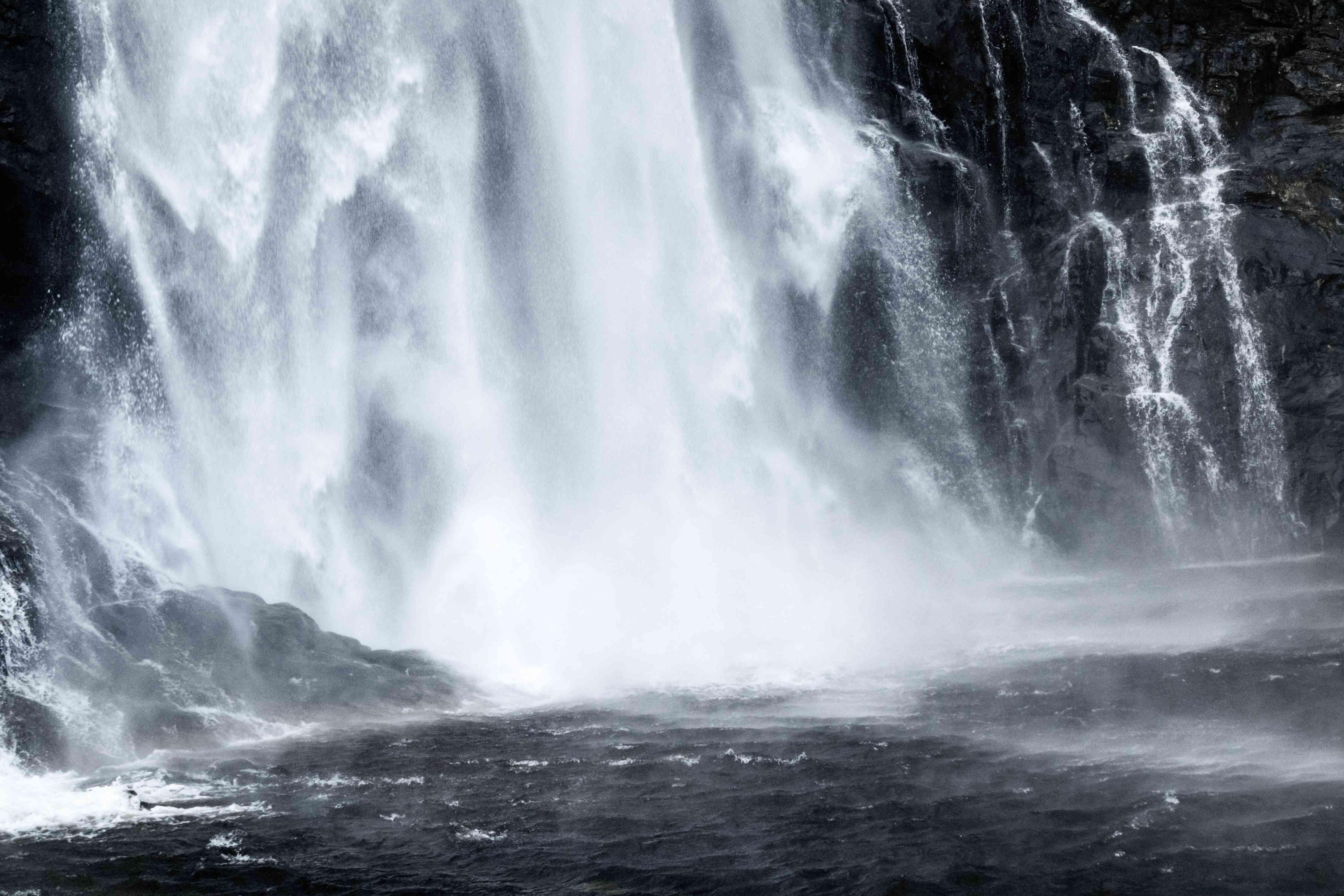 Wandverkleidung Wohnzimmer-Majestätischer Wasserfall in natürlicher Schönheit