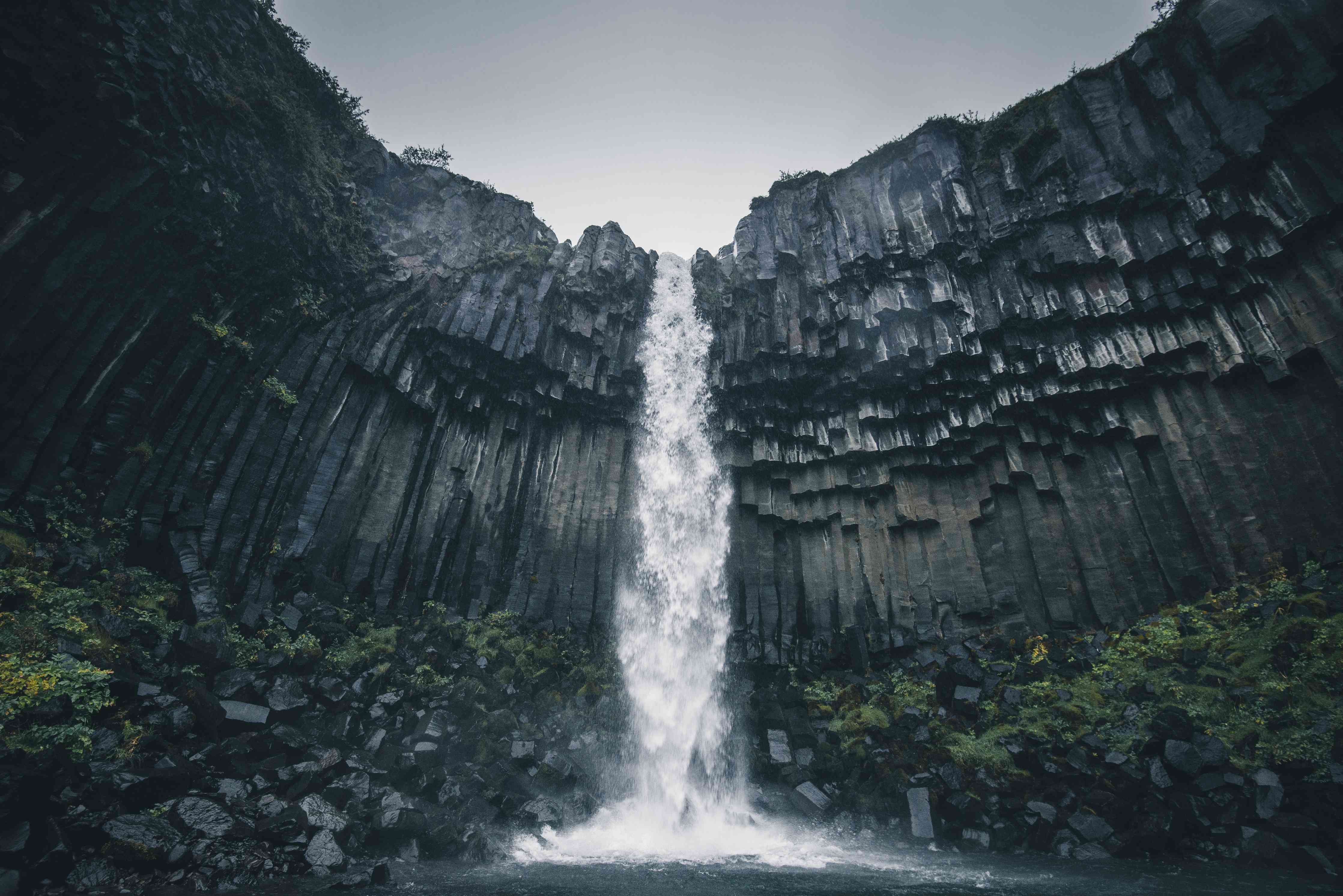 Wandverkleidung Wohnzimmer-Majestätischer Wasserfall inmitten der Natur