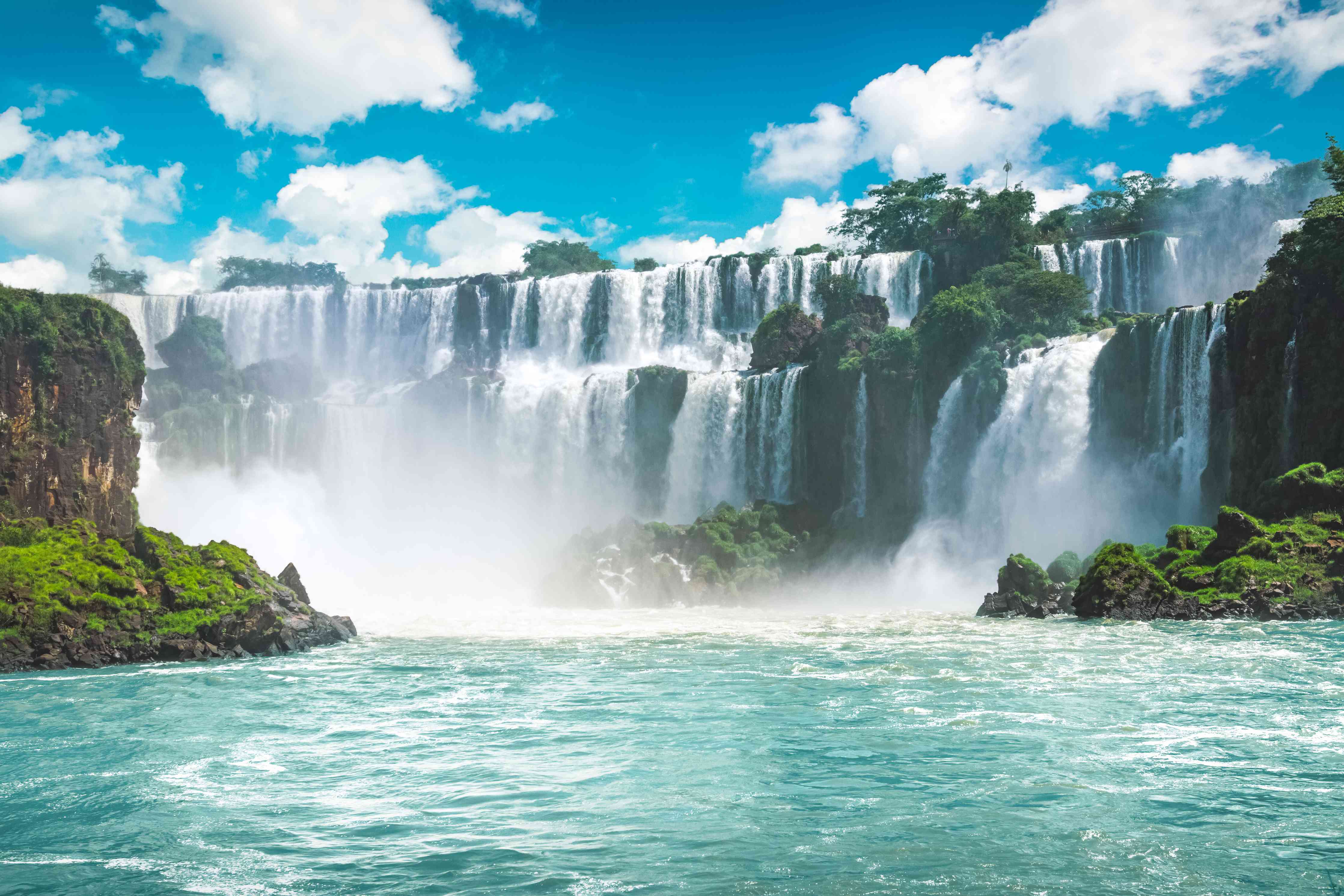 Wandverkleidung Wohnzimmer-Majestätischer Wasserfall inmitten grüner Natur