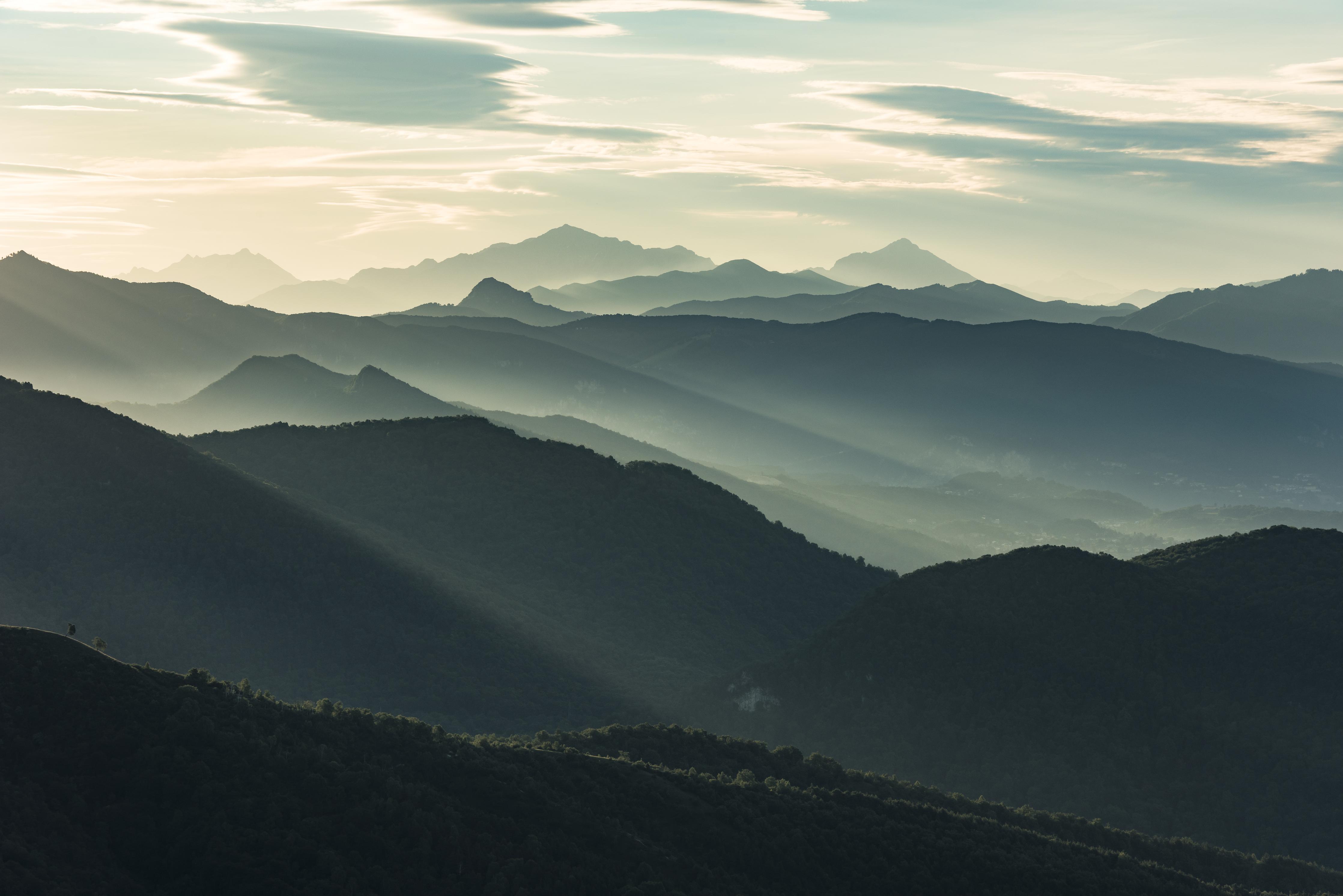 Wandverkleidung Wohnzimmer-Malerische Berglandschaft im Sonnenlicht