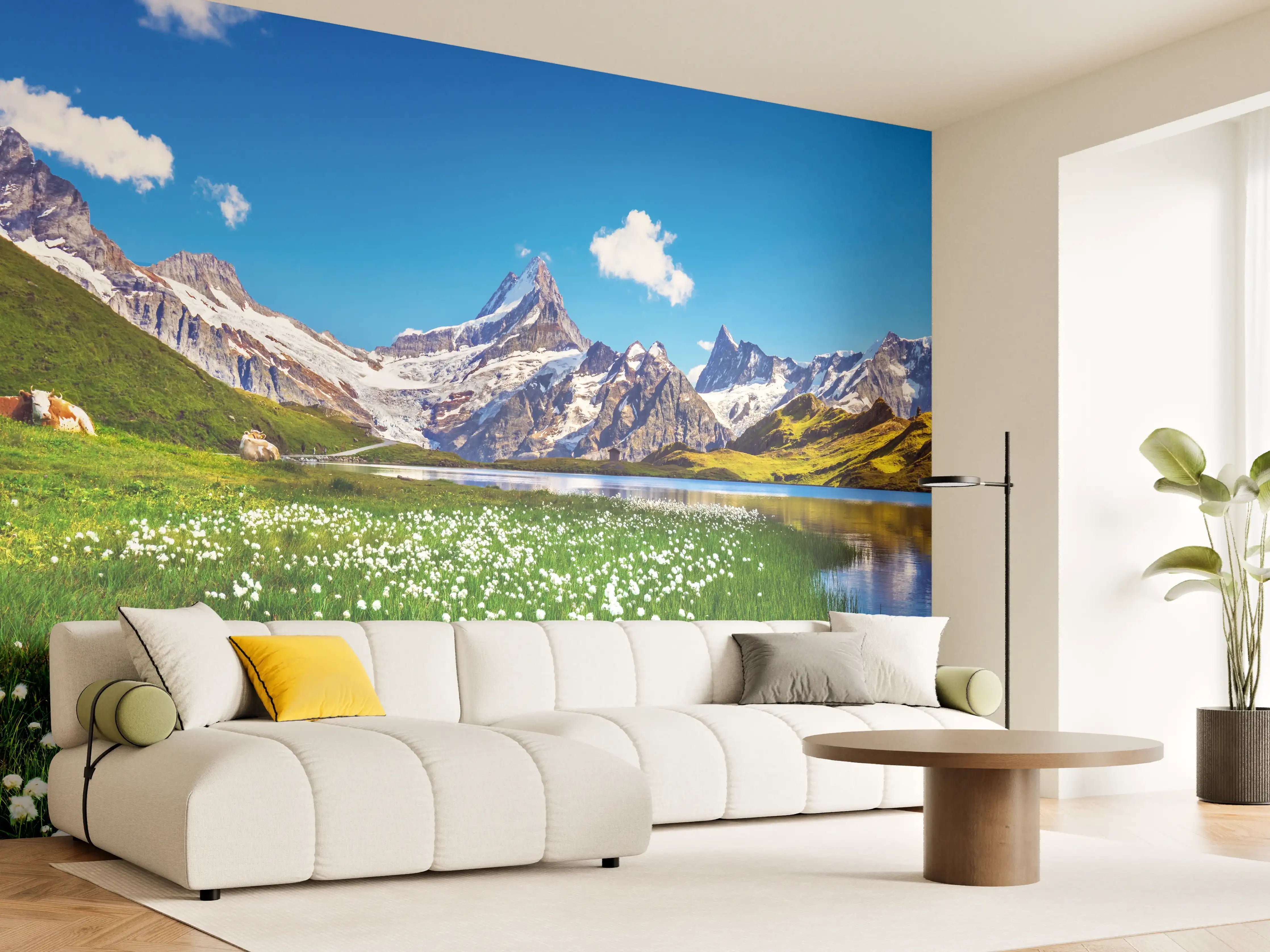 Wandverkleidung Wohnzimmer - Malerische Berglandschaft mit See und Blumen
