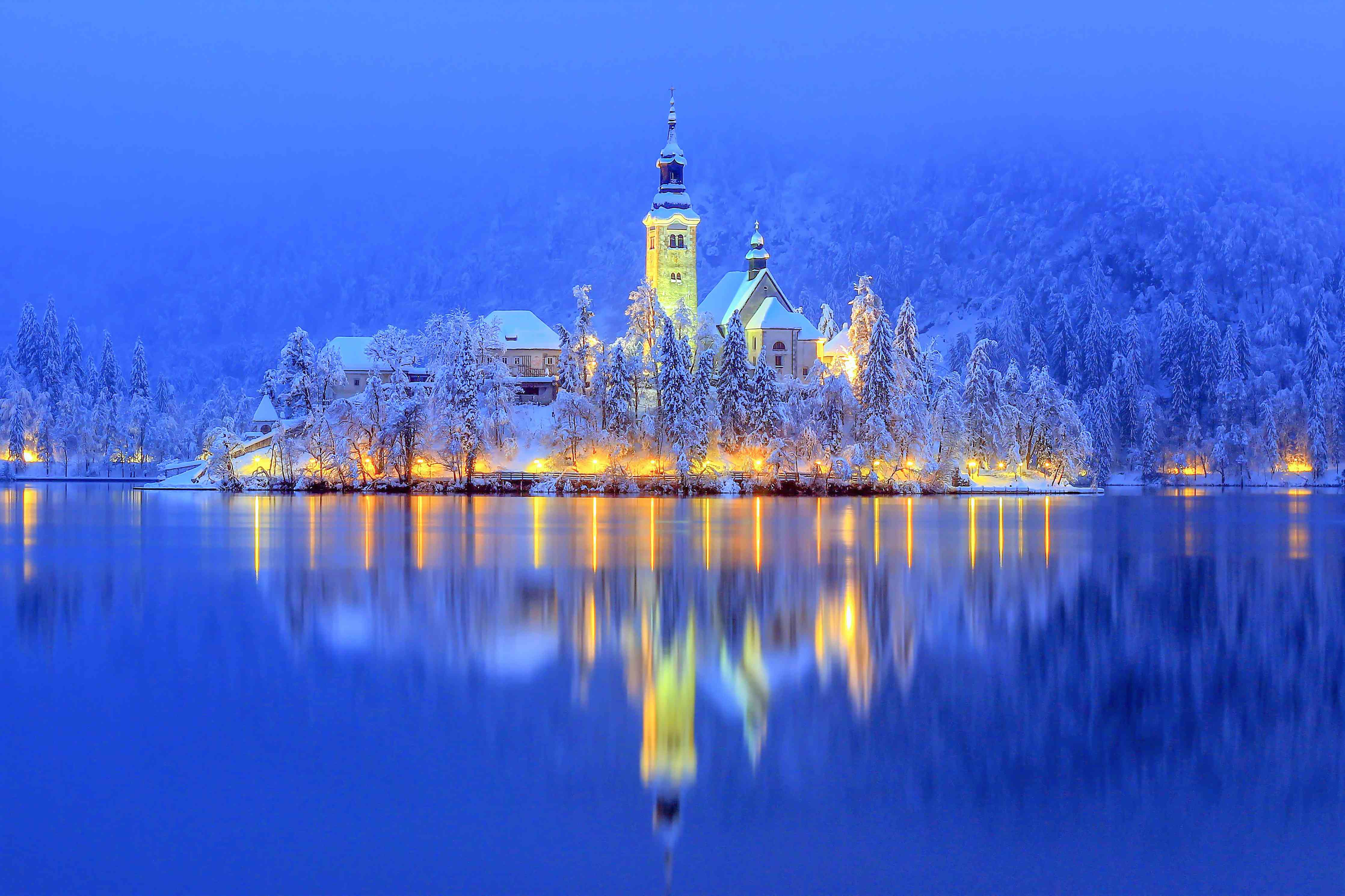 Wandverkleidung Wohnzimmer-Malerische Winterlandschaft mit Kirche am See