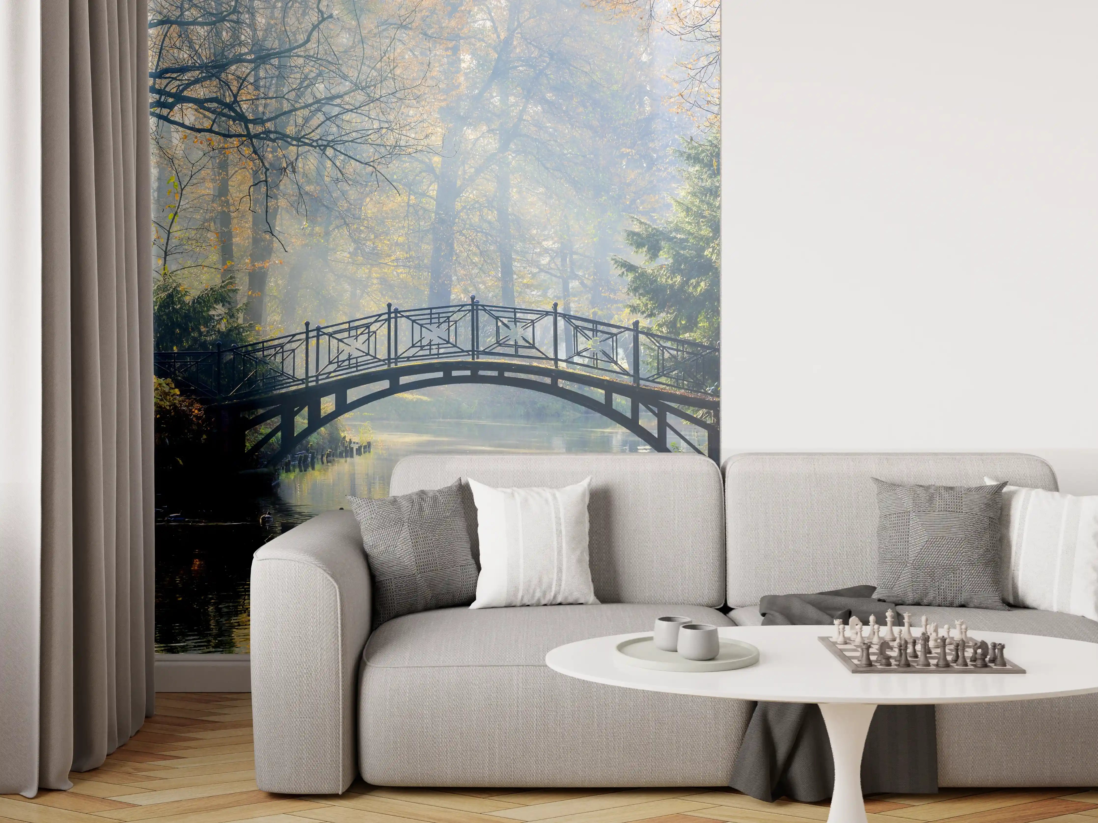 Wandverkleidung Wohnzimmer - Malerischer Waldfluss mit Brücke im Morgenlicht