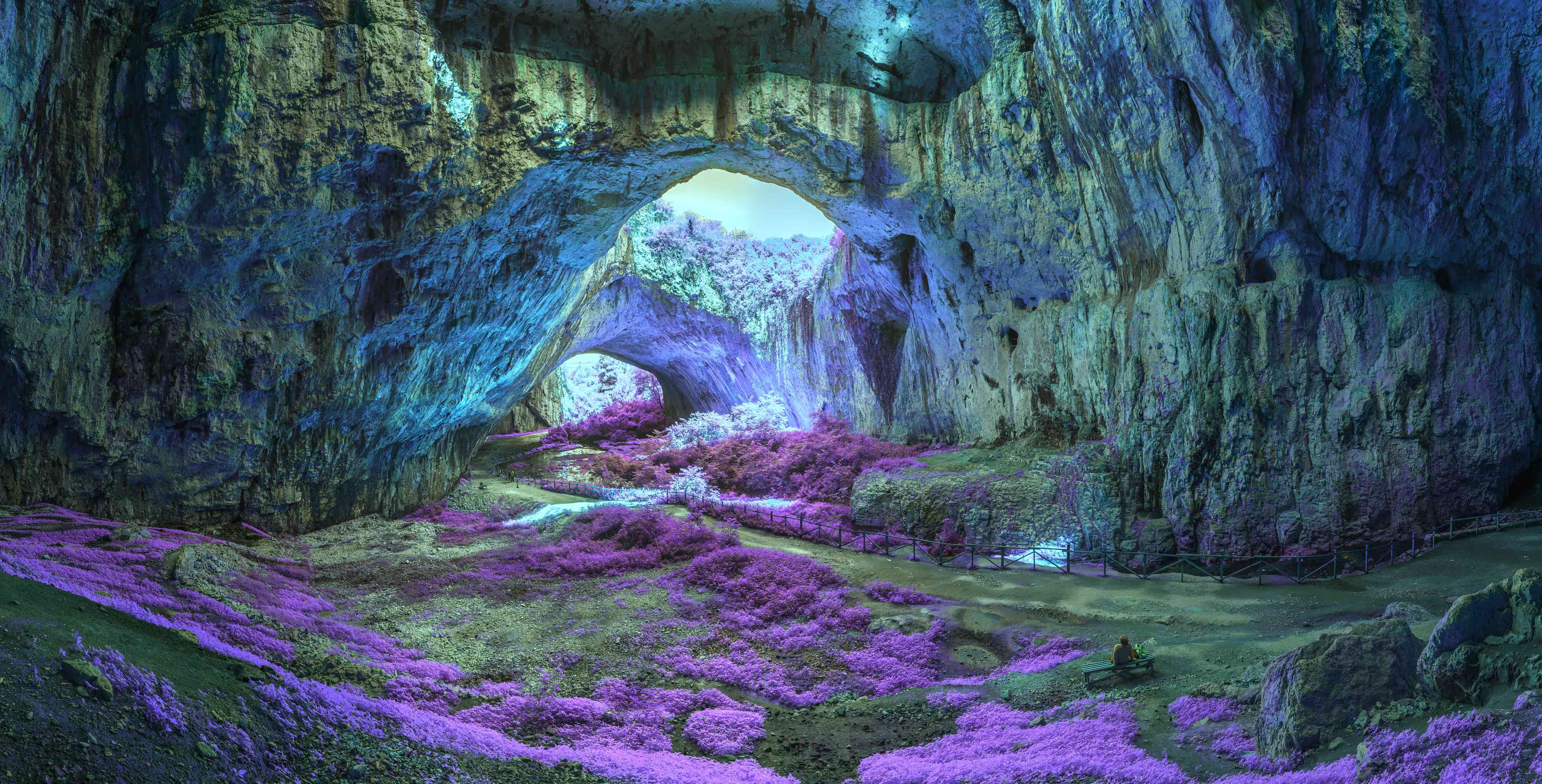 Wandverkleidung Wohnzimmer-Mystische Höhle in fantastisch leuchtenden Farben