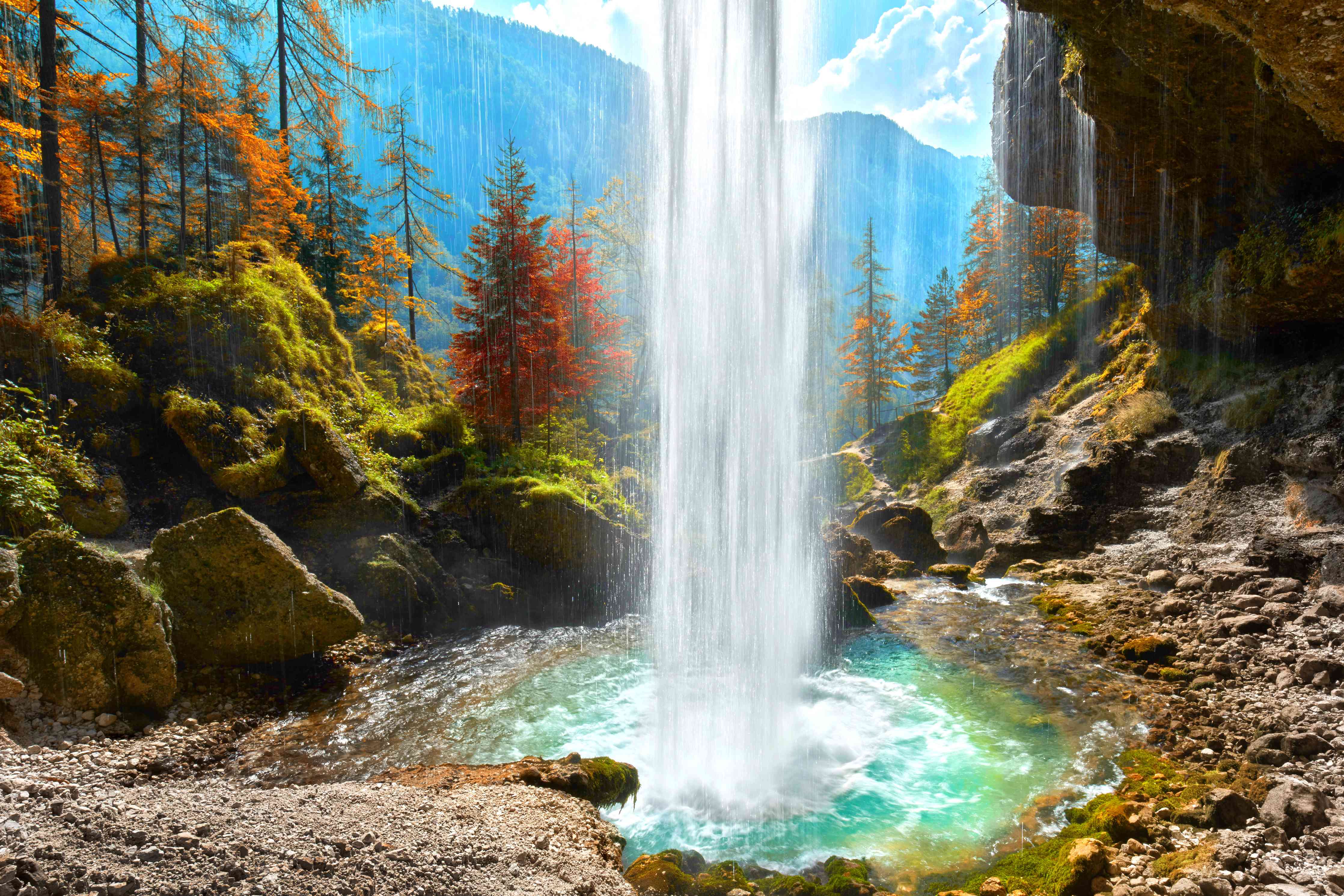 Wandverkleidung Wohnzimmer-Natur pur: Wasserfall in beeindruckender Landschaft