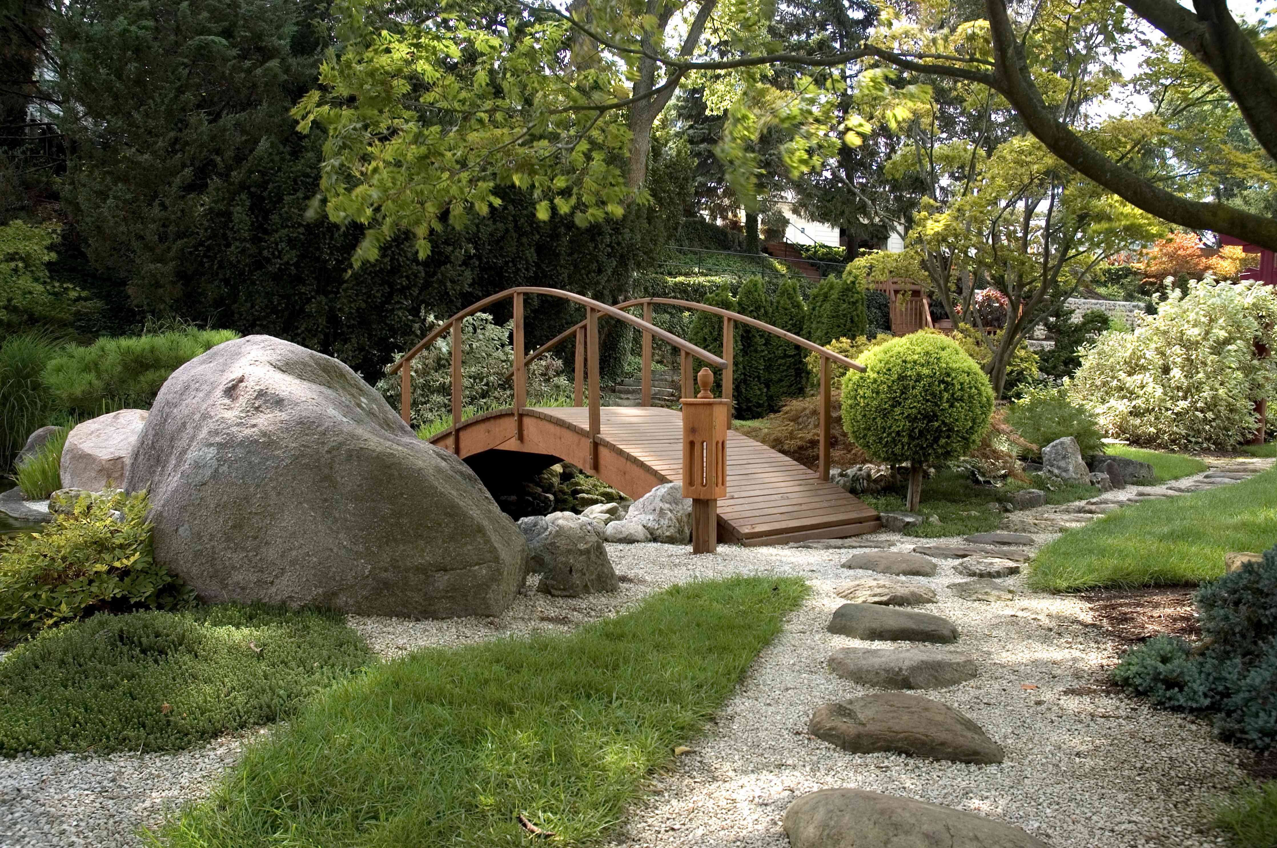 Wandverkleidung Wohnzimmer-Naturgarten mit Steinen und Brücke